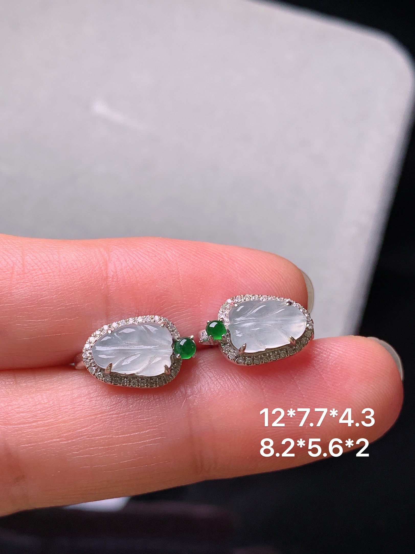 18k金钻镶嵌冰种树叶耳钉 玉质细腻 色泽艳丽清新 水润亮眼 整体尺寸12*7.7*4.3f3