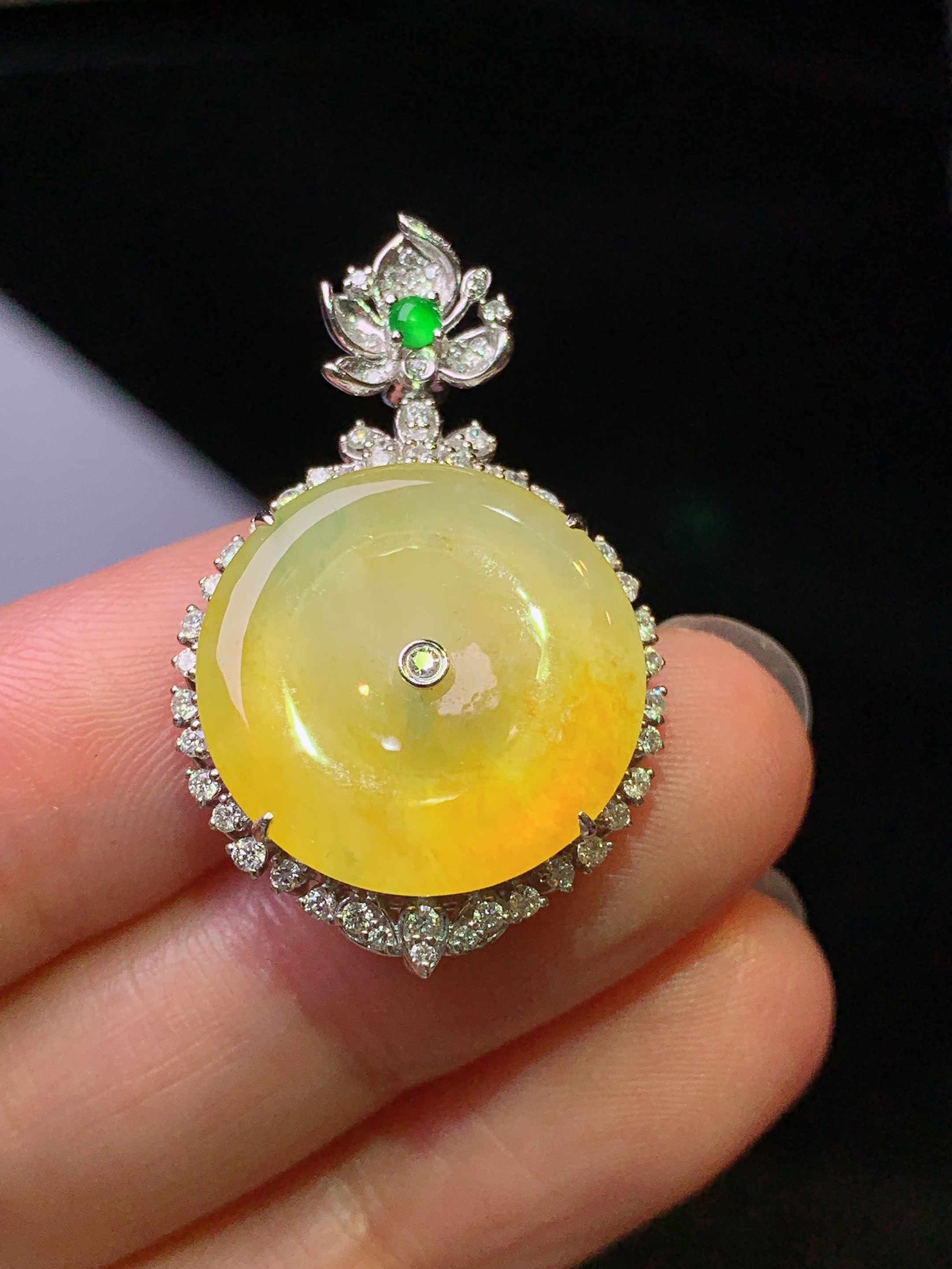 18k金钻镶嵌黄翡平安扣吊坠 玉质细腻 色泽艳丽清新 水润亮眼 整体尺寸32*20.3*8.5b1