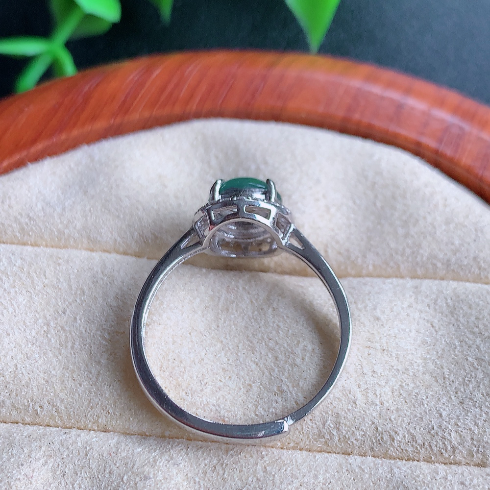 冰晴水精美环形翡翠戒指  玉质细腻  冰清玉润  飘花灵动  颜色漂亮  W481.21   内径尺寸：18-9.5-6.3mm  裸石尺寸：7mm