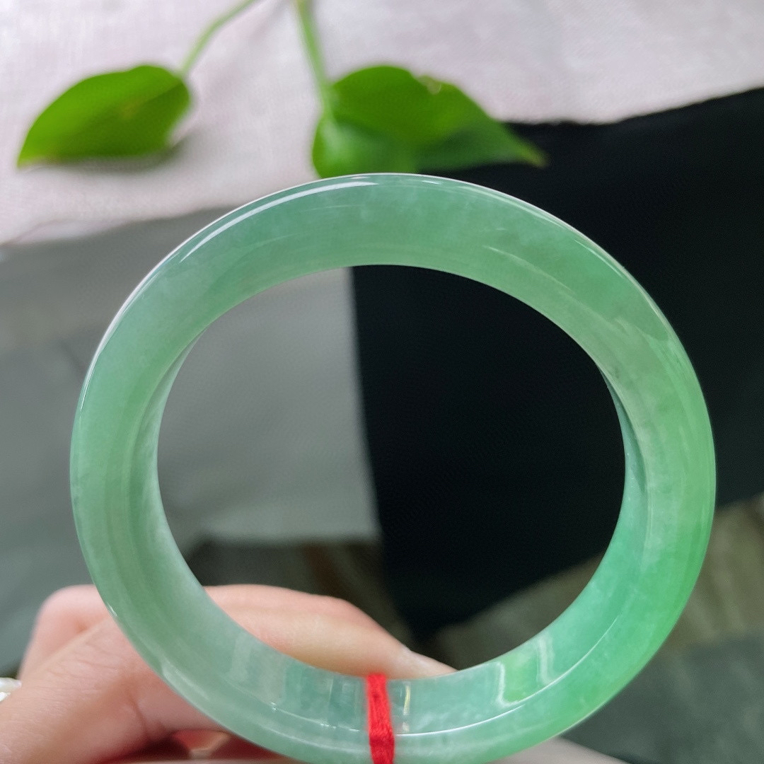 55.8/12.1/7.9，苹果绿正圈，色泽清甜可人，显白又减龄，种老，无纹裂