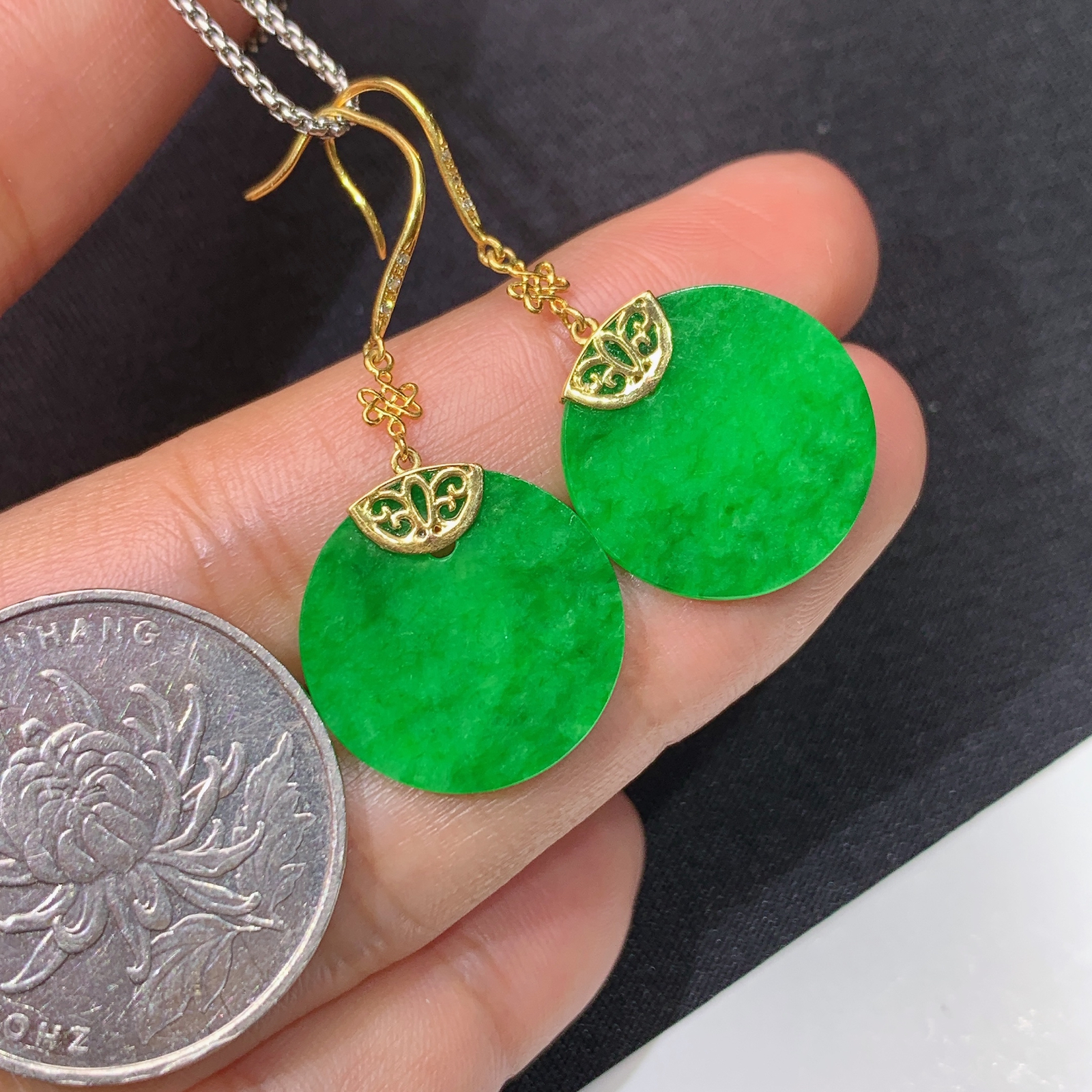 阳绿圆牌耳坠，18k金镶嵌，简约时尚，冰润色阳，种水足，Xyg 尺寸16.8*1.2