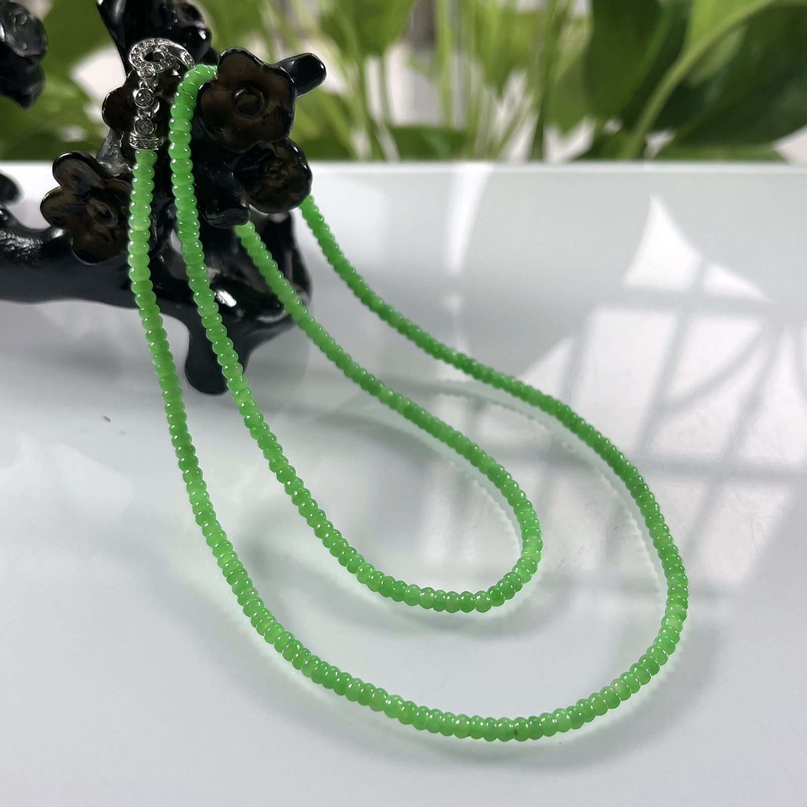 缅甸天然翡翠A货，卡3冰种满绿阳绿小算盘珠锁骨项链，尺寸：3mm/260颗，长度510mm，重量：10.18g