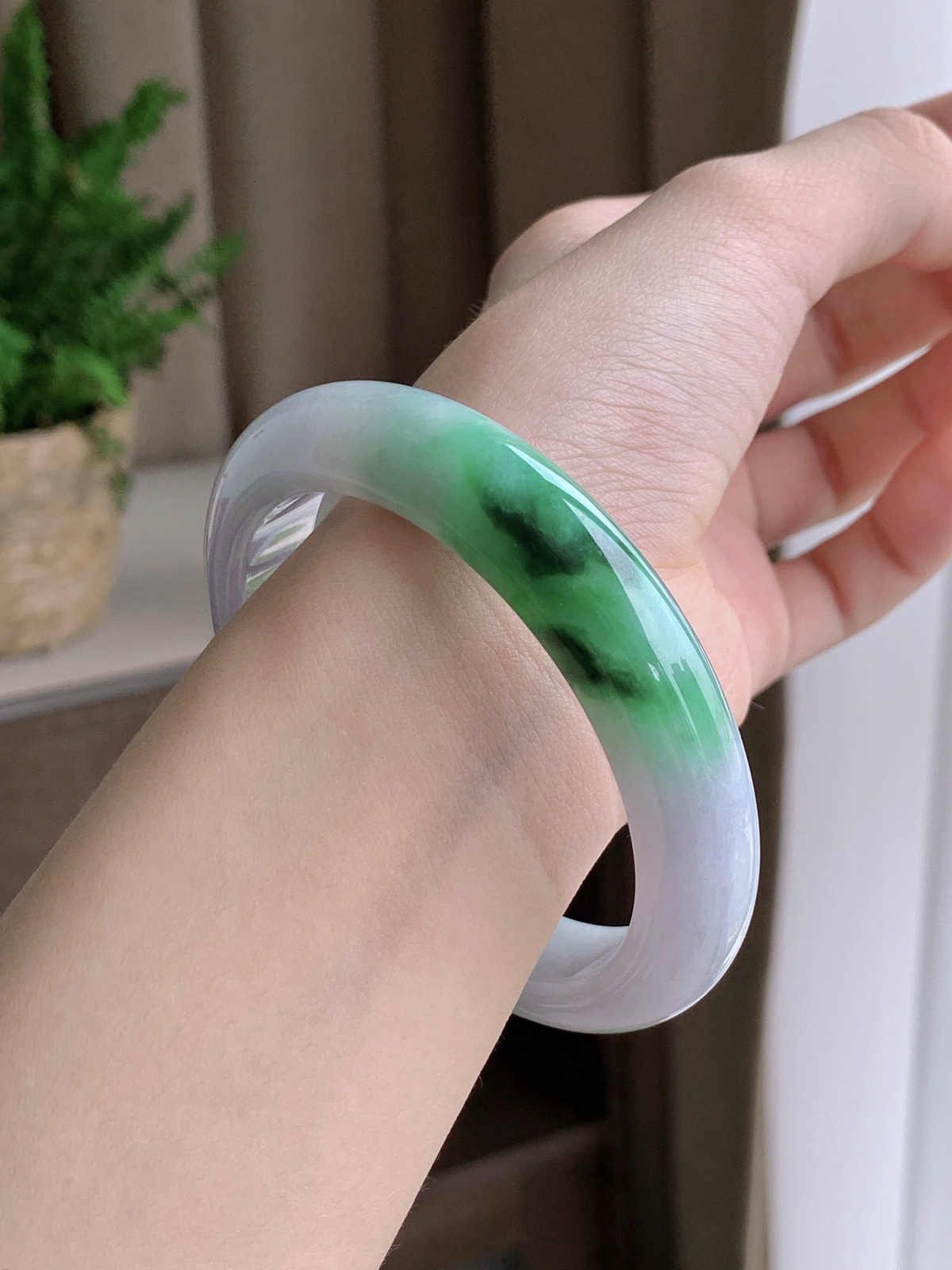 【手镯】正圈 圈口 57 58
【尺寸】58.2-12.6-10
【说明】飘绿花 冰飘花 腕间水墨 种老细腻 缅甸A货翡翠 有小细纹