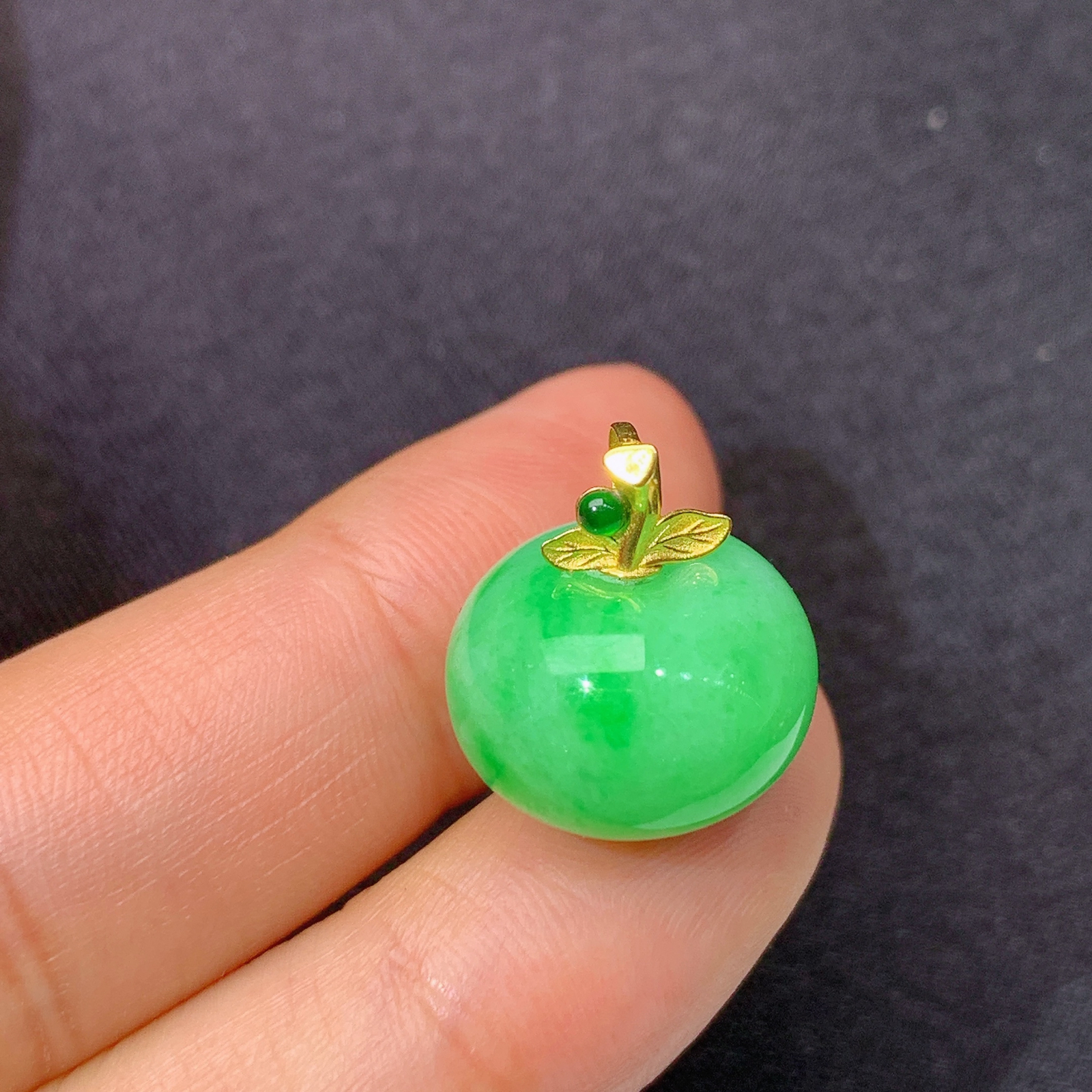 飘绿苹果吊坠，18k金镶嵌，冰润色阳，玉质细腻，种水足，Xyg 尺寸16*14.7*10.1