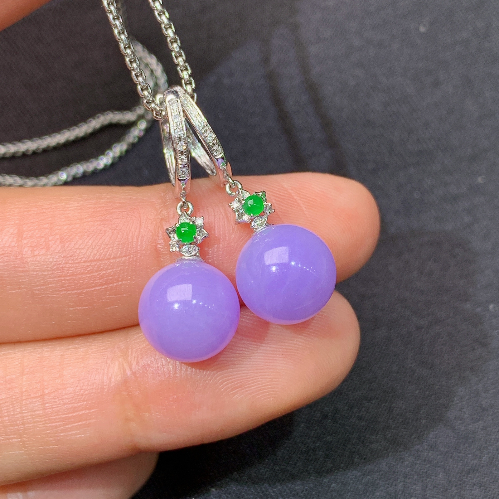 冰紫罗兰圆珠耳坠，18k金镶嵌，温润细腻，颜色鲜艳，Xyg 直径9.3