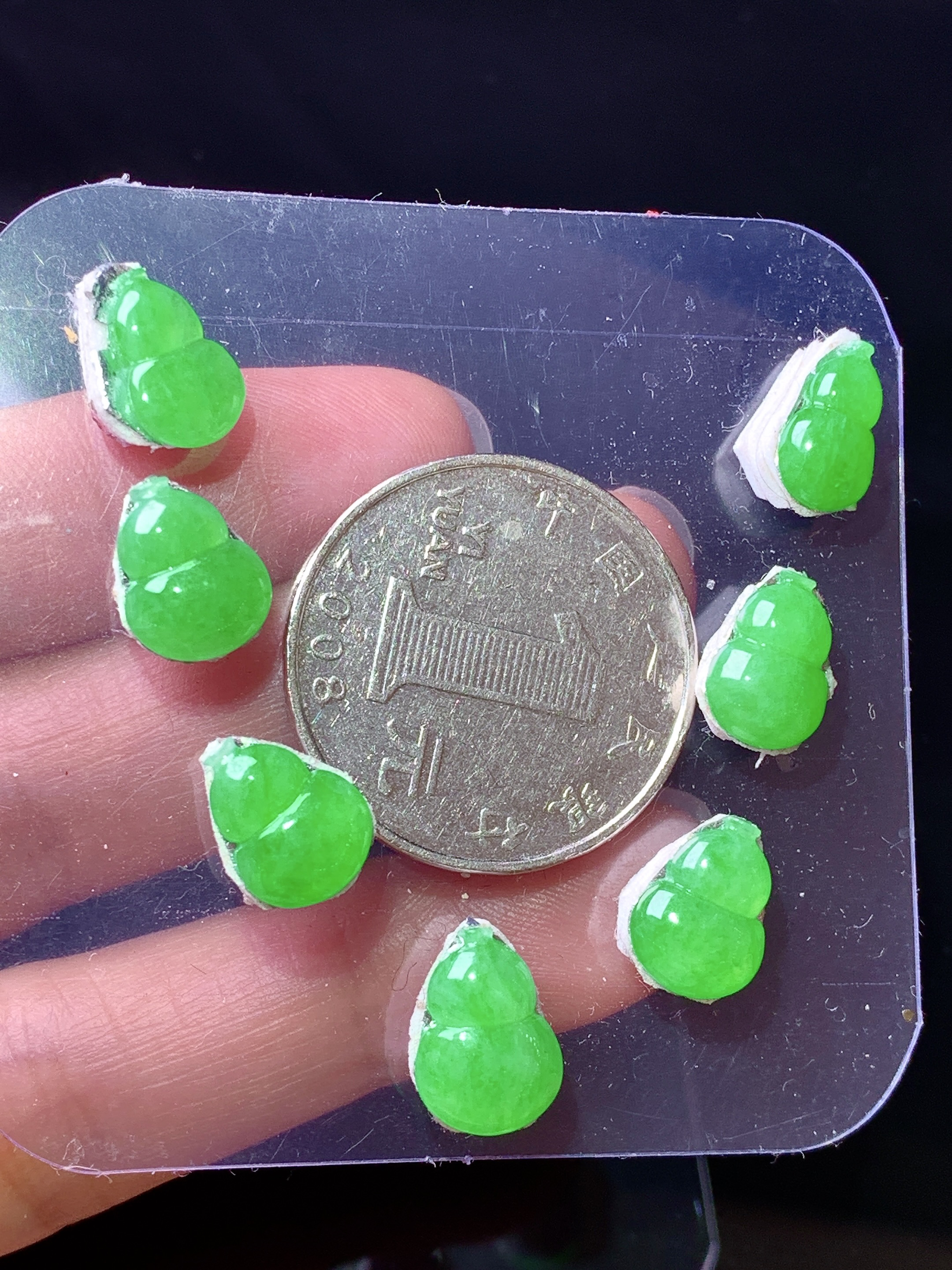 镶嵌款 翠绿葫芦一手 玉质细腻 色泽艳丽清新 水润亮眼 整体尺寸11.5*8.5*3j3