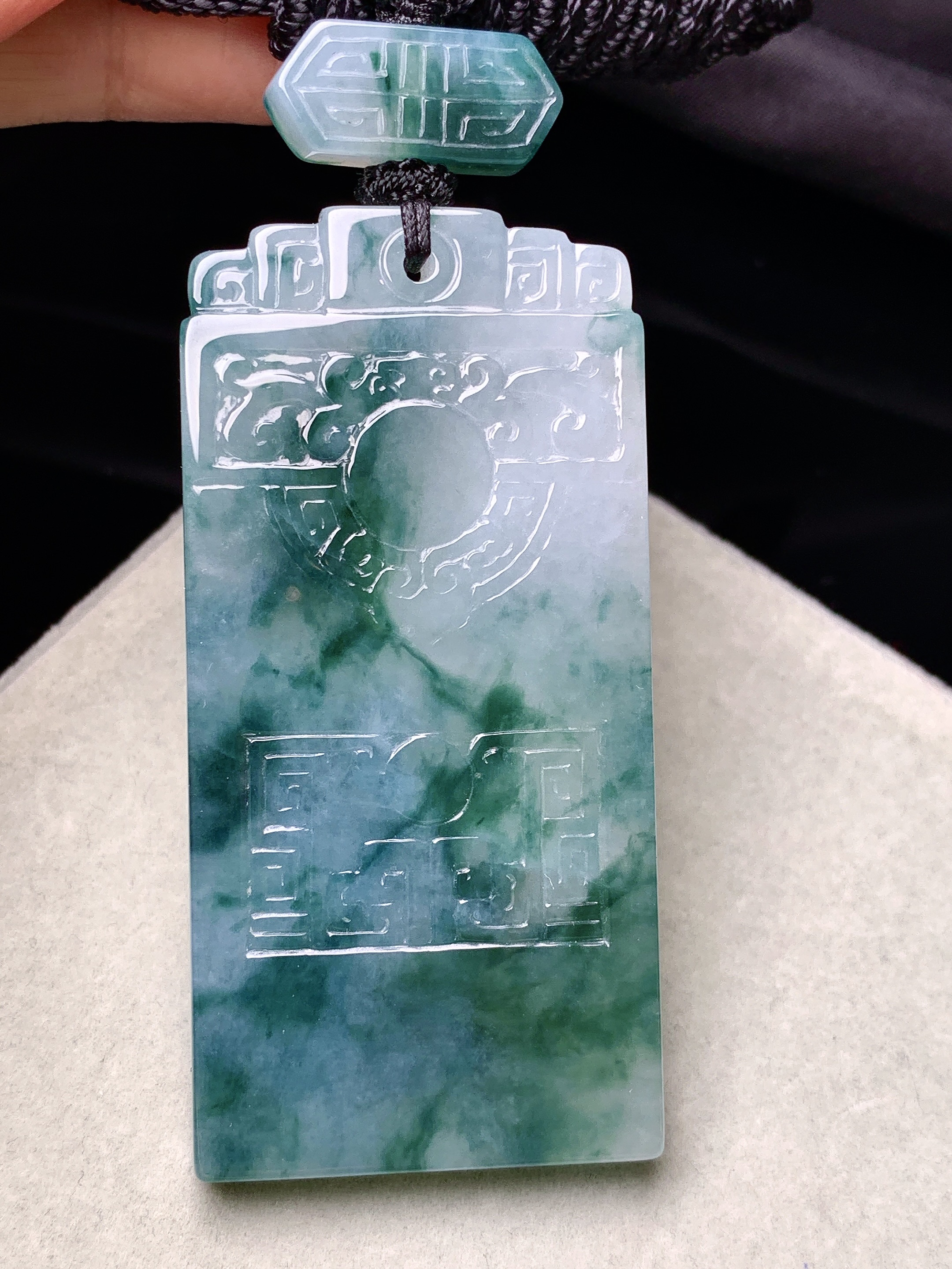 飘绿无事牌吊坠 玉质细腻 色泽艳丽清新 水润亮眼 整体尺寸61.6*30*5.8L1