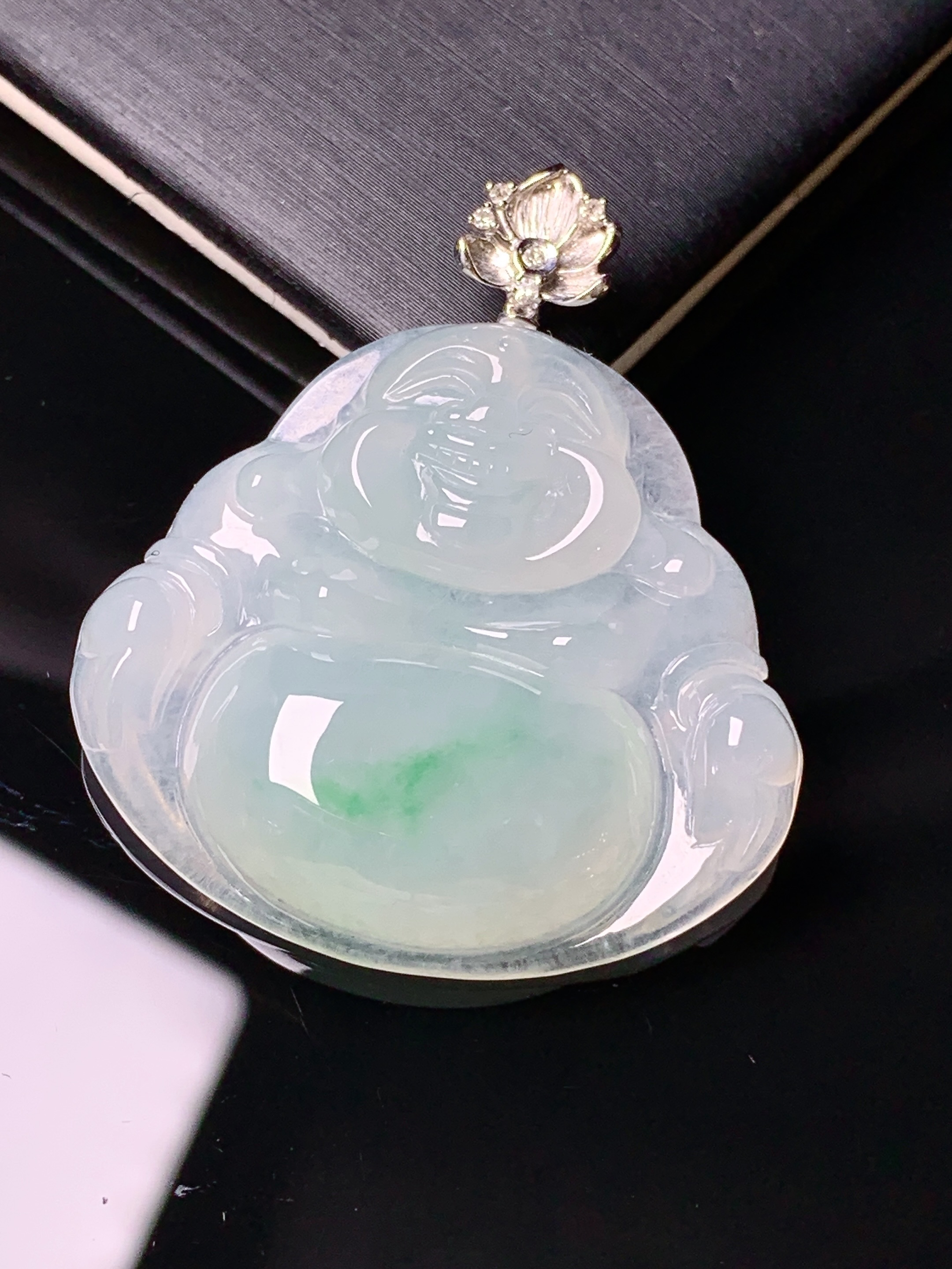 18k金钻镶嵌飘绿佛公吊坠 玉质细腻 色泽艳丽清新 水润亮眼 整体尺寸38.8*33.5*6.8x1