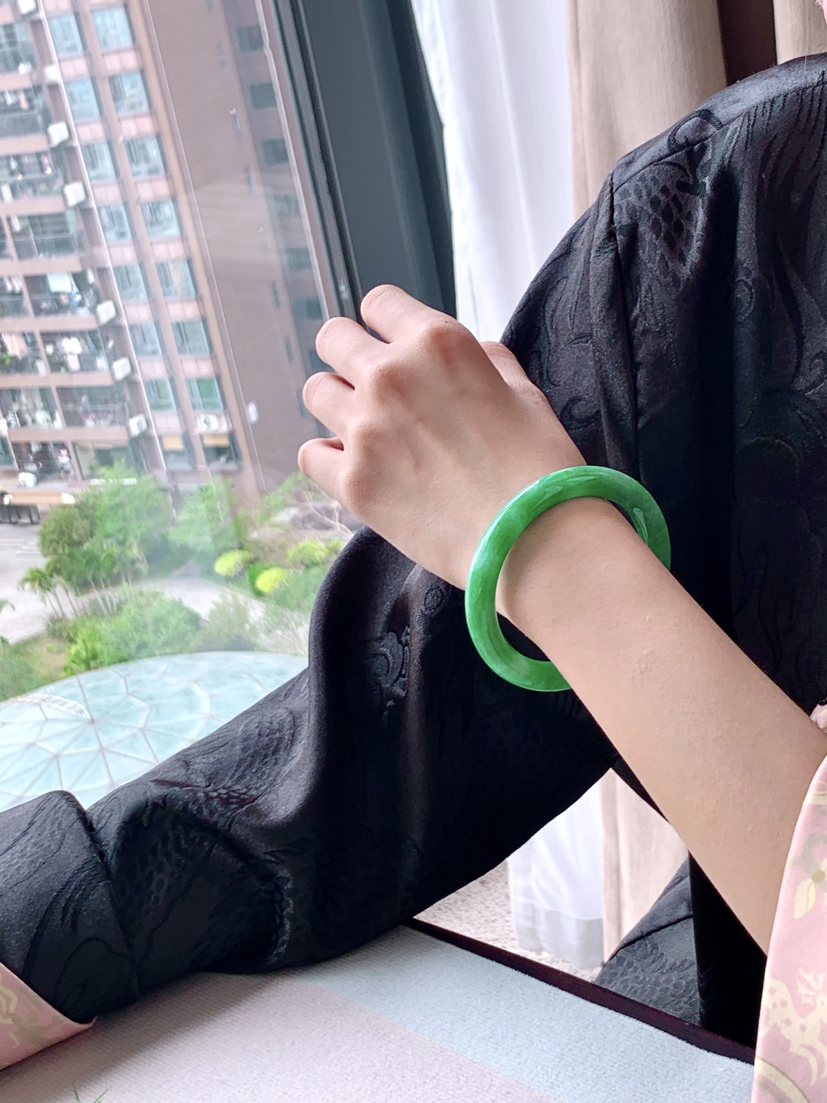 【手镯】️圆条 圈口 53 54
【尺寸】52.9-8.7-8.5
【说明】满绿凝脂 冰阳绿 满绿 小圈口 种老细腻 缅甸A货翡翠 有细纹