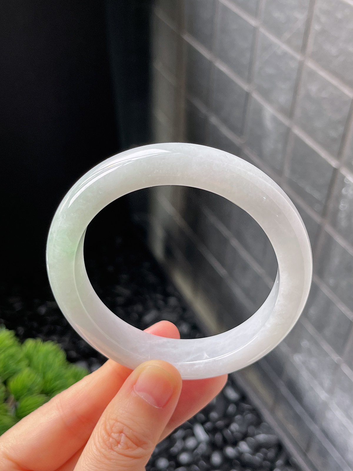 正圈55.8圈口，翡翠糯化种淡绿色手镯