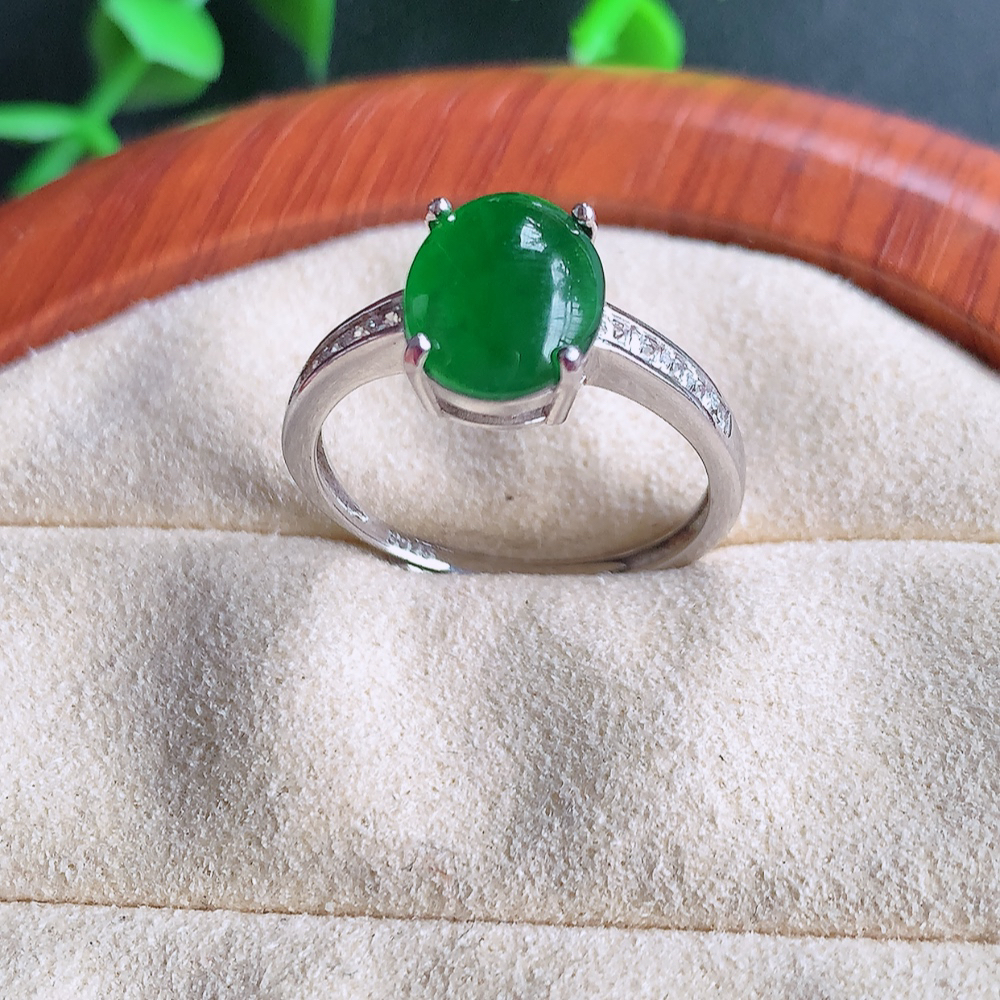 冰润满绿精美环形翡翠戒指  玉质细腻  冰清玉润  飘花灵动  颜色漂亮  W481.21   内径尺寸：18-10-5.8mm  裸石尺寸：10-8mm