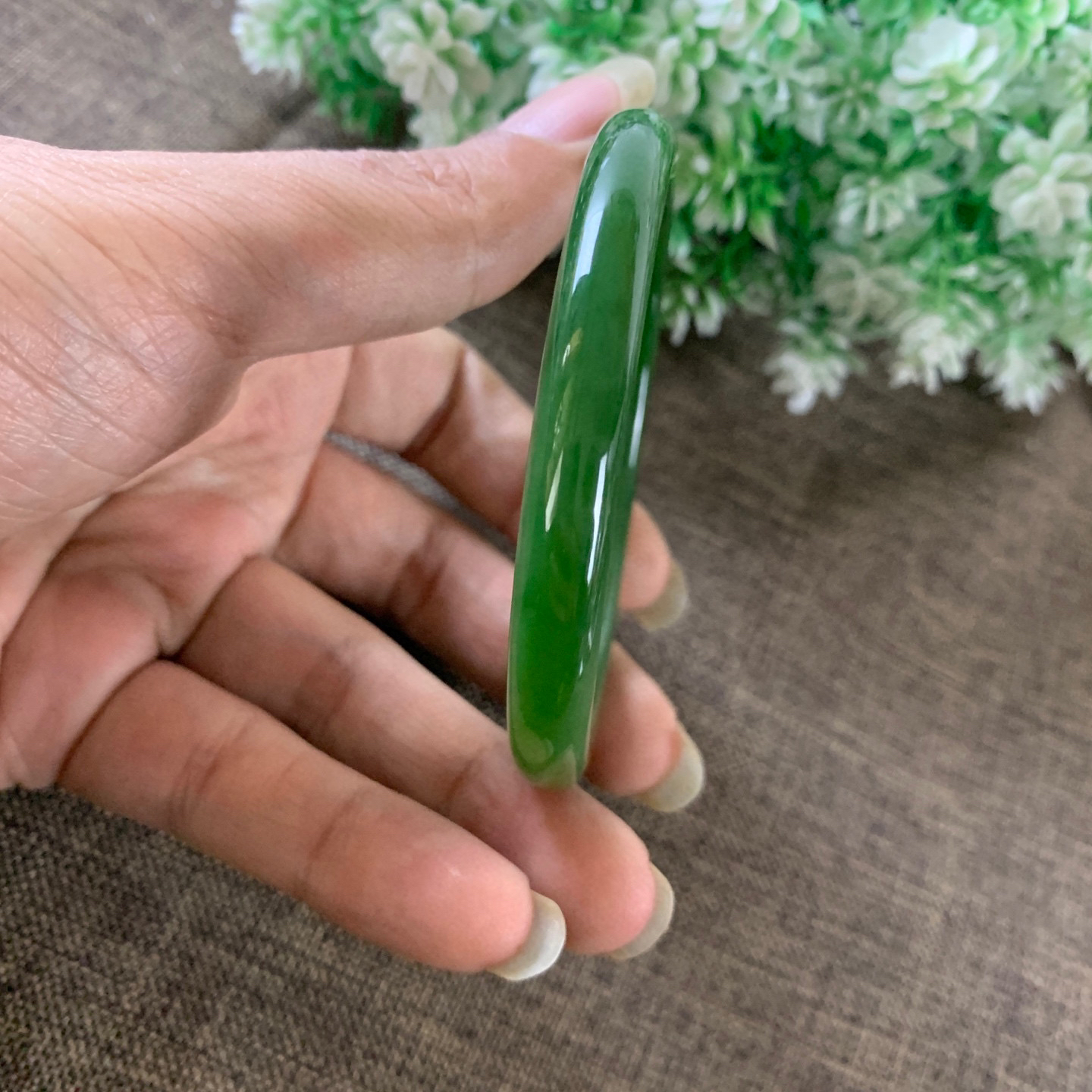 和田玉碧玉61圈口鲜阳绿色手镯，镯型古朴典雅。在诗情画意的雨巷相遇，你是我腕间的一抹风情，有你眸有深情.清风荡漾湖间静水，我愿俯身低眉，在烟波涟漪处寻你