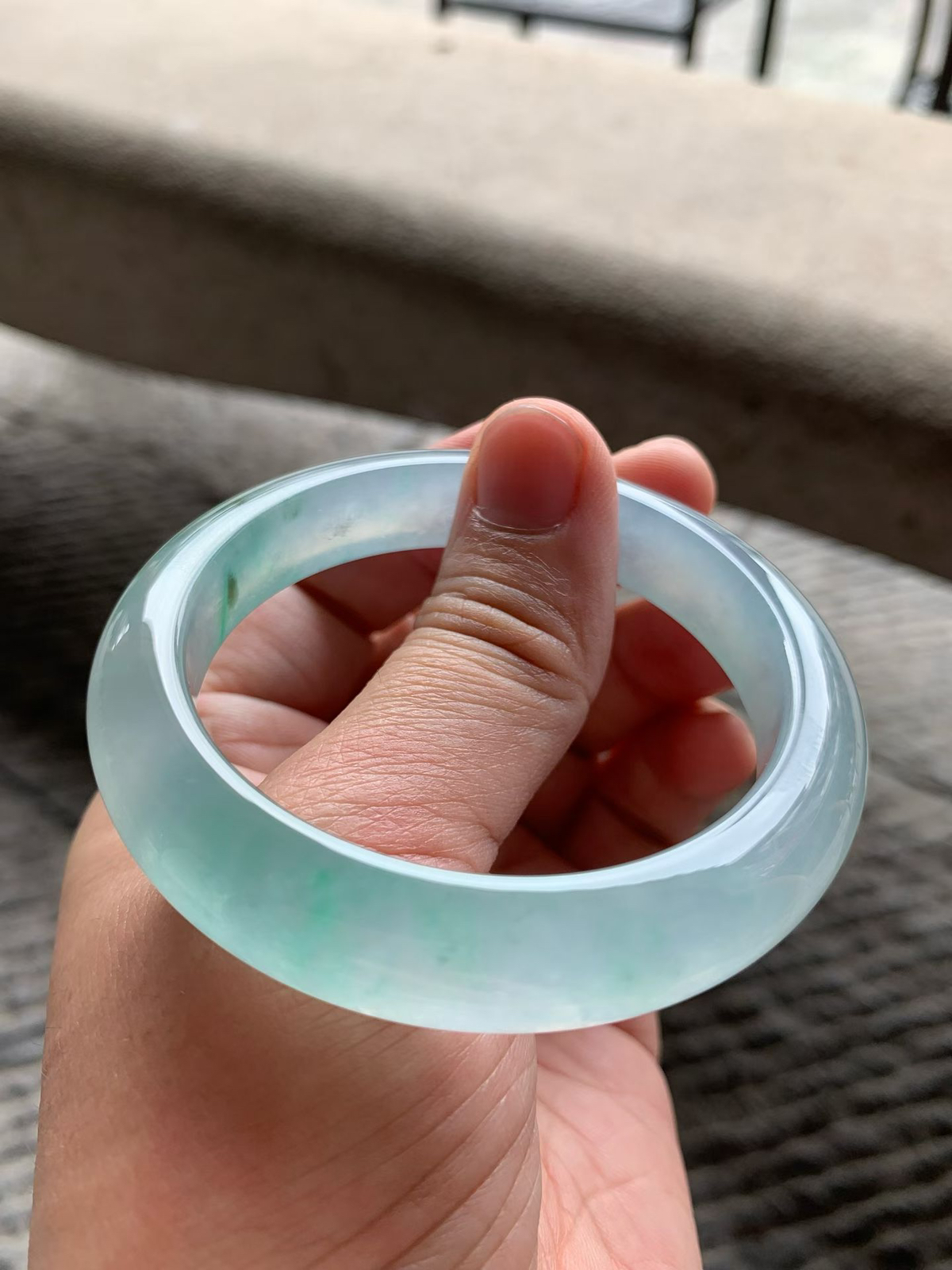 老坑飘绿花正圈手镯尺寸55*12*9 老坑种水，通透冰莹，清润水足，起光起胶，淡绿花色若隐若现，上手高贵又清冷！