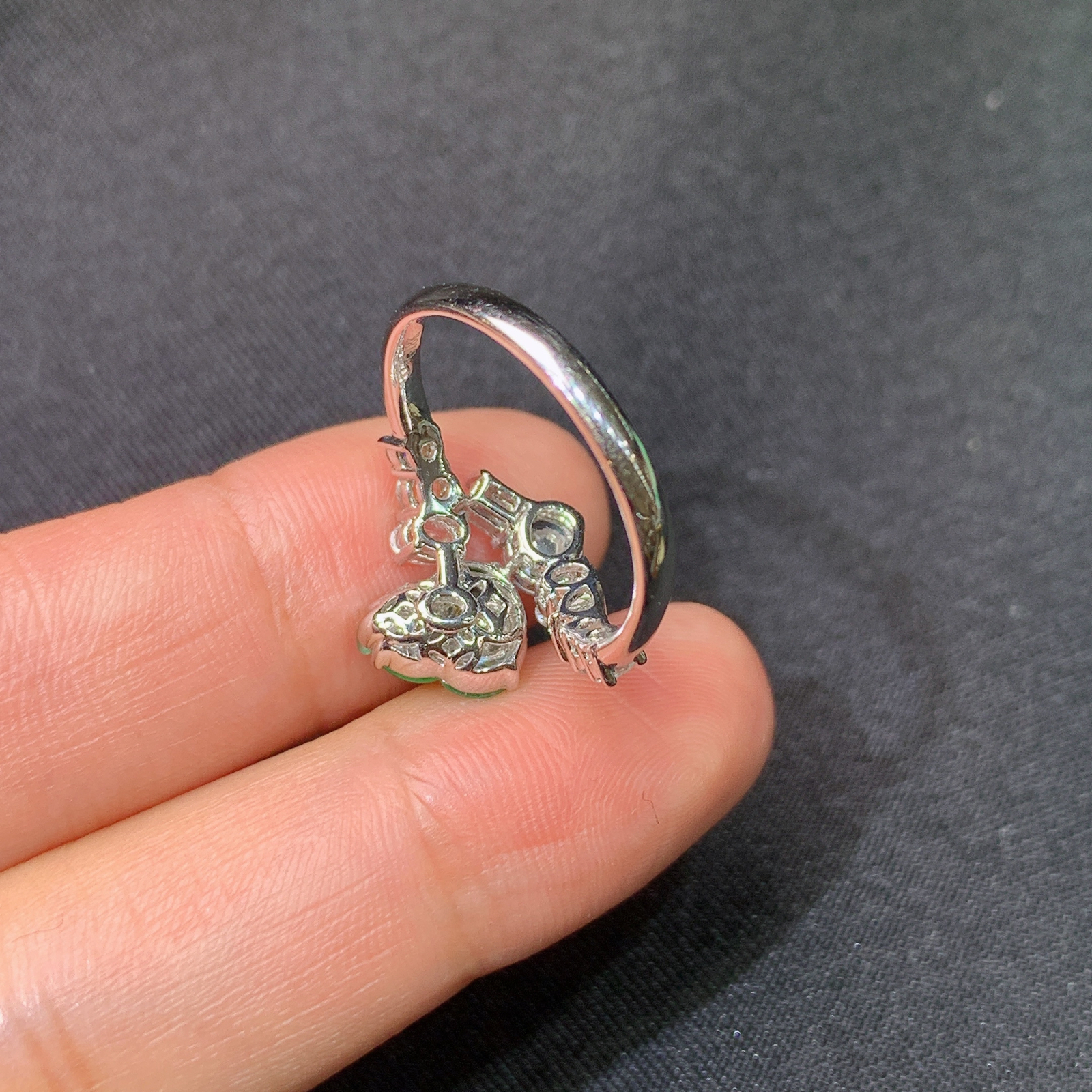 冰阳绿葫芦戒指，18k金镶嵌，款式精美，冰润色阳，种水足，Al 圈口15 裸石7.8*6.4*3