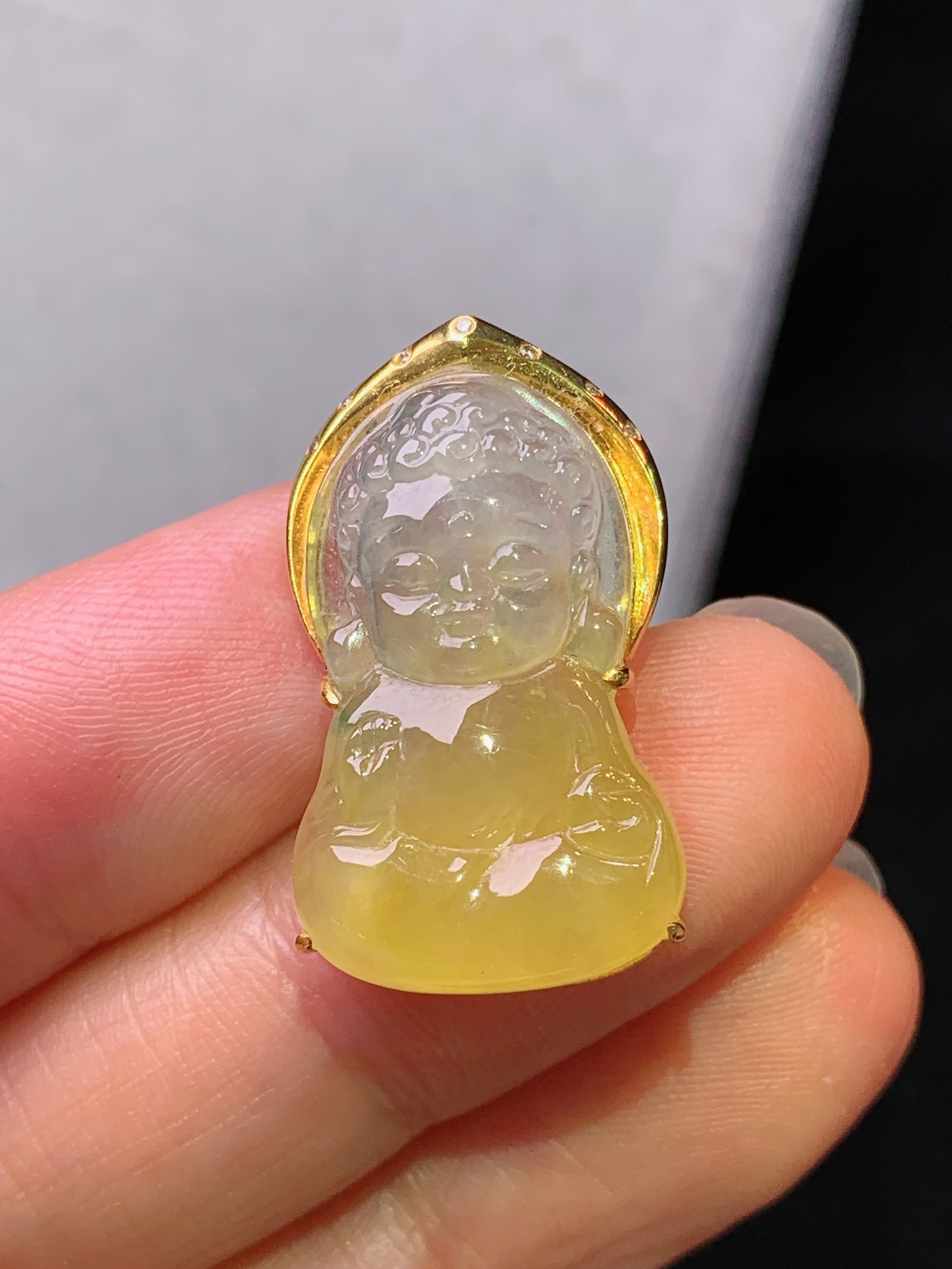 18k金钻镶嵌黄翡宝宝佛公吊坠 玉质细腻 色泽艳丽清新 水润亮眼 整体尺寸26*14.8*6.8m1