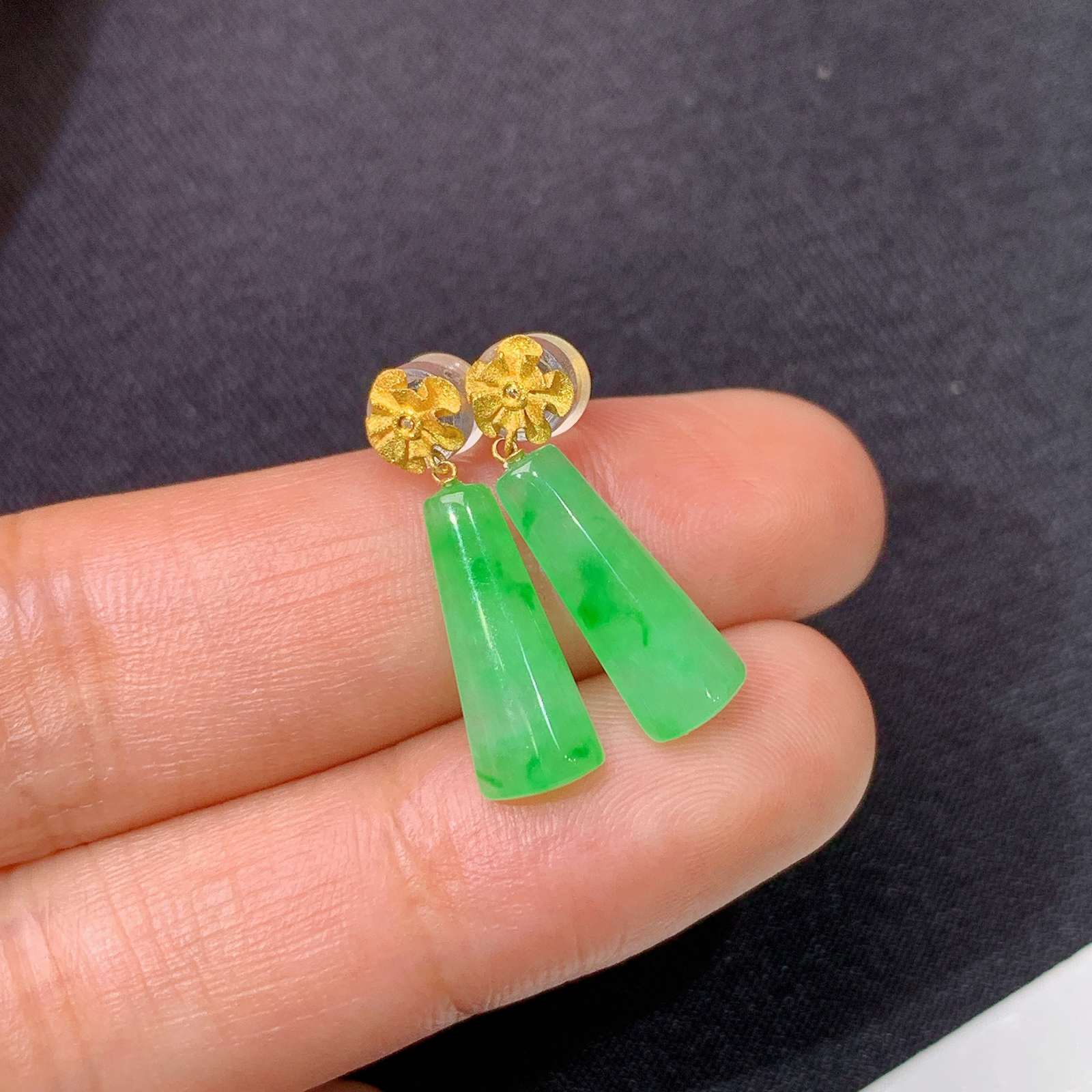 冰飘绿无事牌耳坠，18k金镶嵌，简约时尚，冰润色阳，种水足，Xyg 尺寸13.7*5.6*2.6