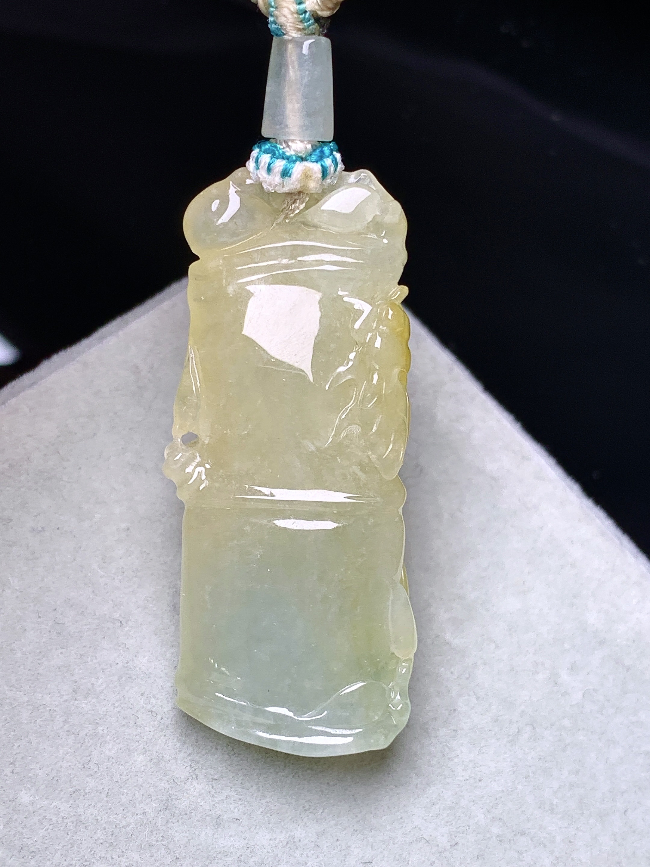 冰黄翡竹节牌子吊坠 玉质细腻 色泽艳丽清新 水润亮眼 整体尺寸39.8*16.6*6.8L1