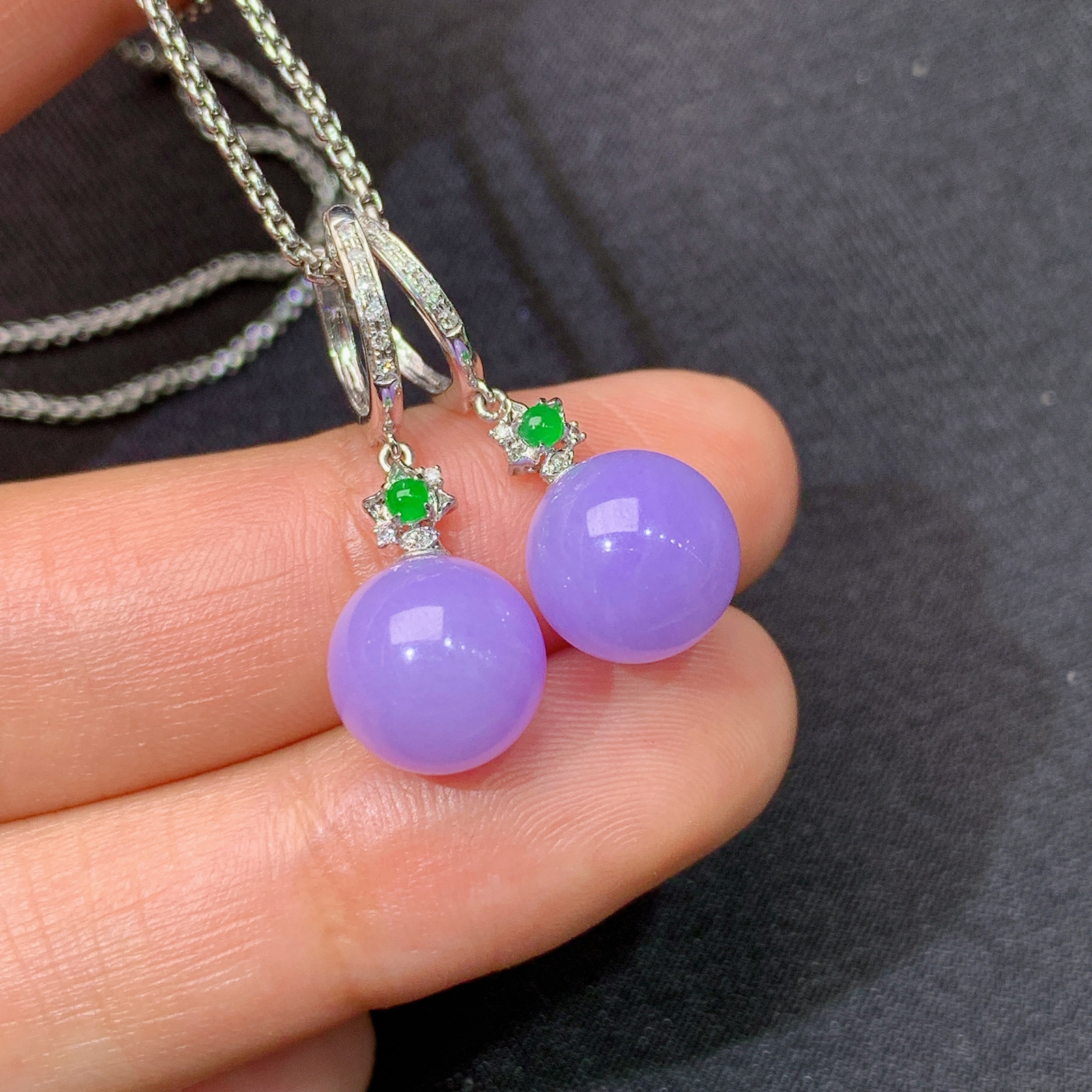 冰紫罗兰圆珠耳坠，18k金镶嵌，温润细腻，颜色鲜艳，Xyg 直径9.3