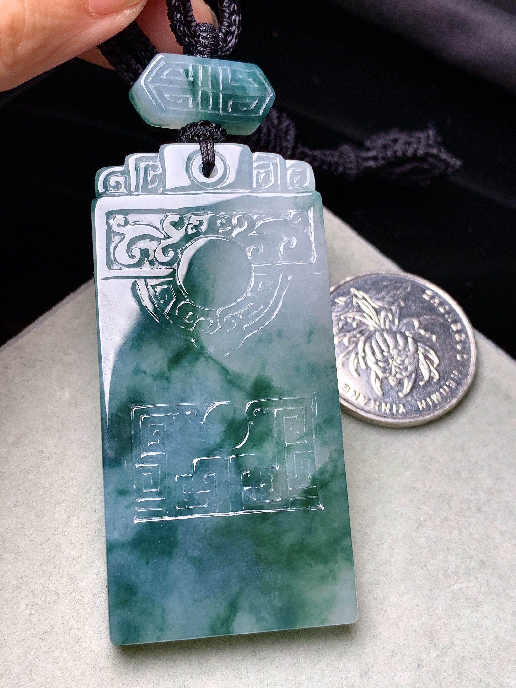 飘绿无事牌吊坠 玉质细腻 色泽艳丽清新 水润亮眼 整体尺寸61.6*30*5.8L1