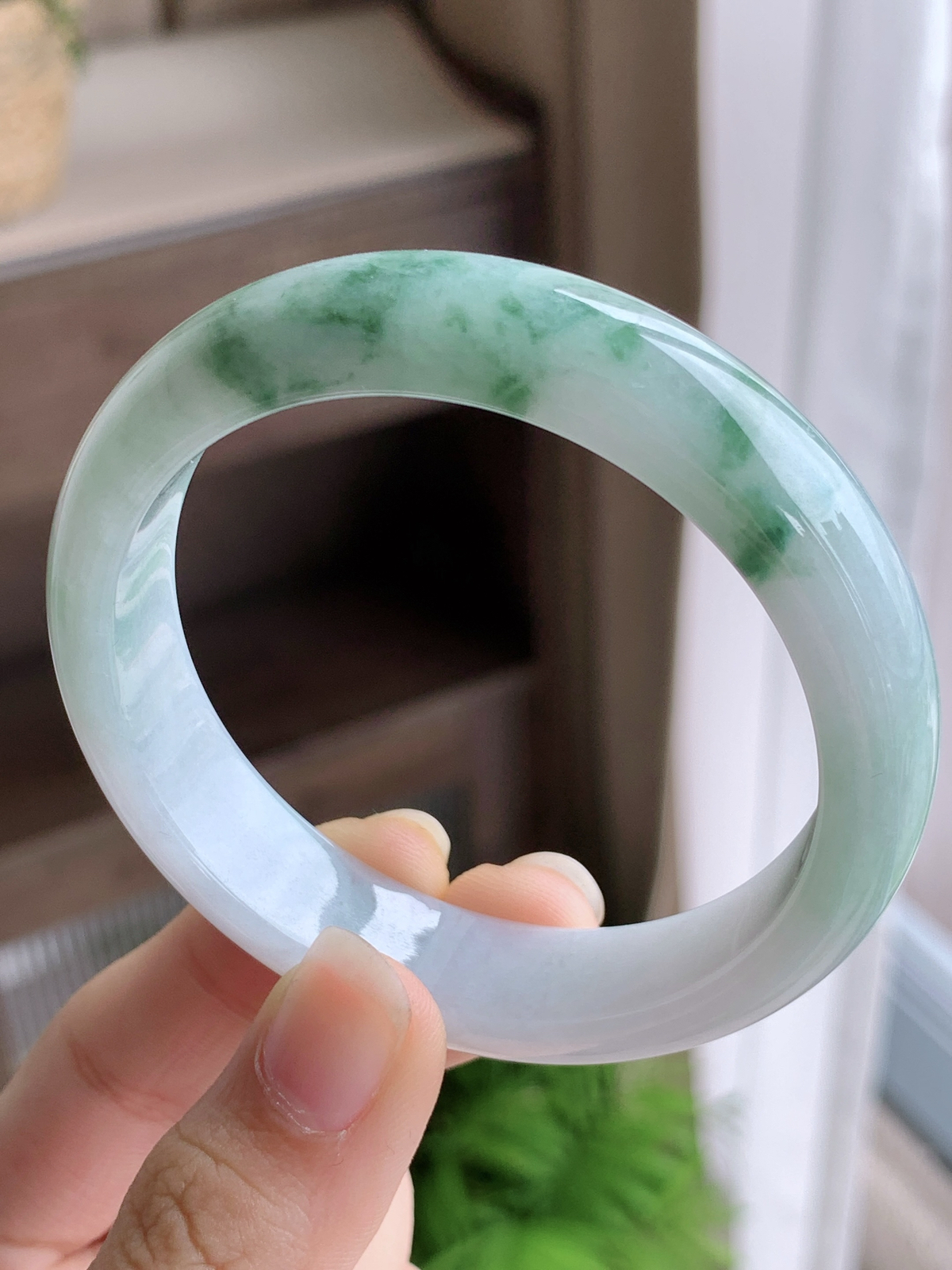 【手镯】正圈 圈口 54 55
【尺寸】55.1-13.2-7.3
【说明】冰飘花 烟雨江南 种老