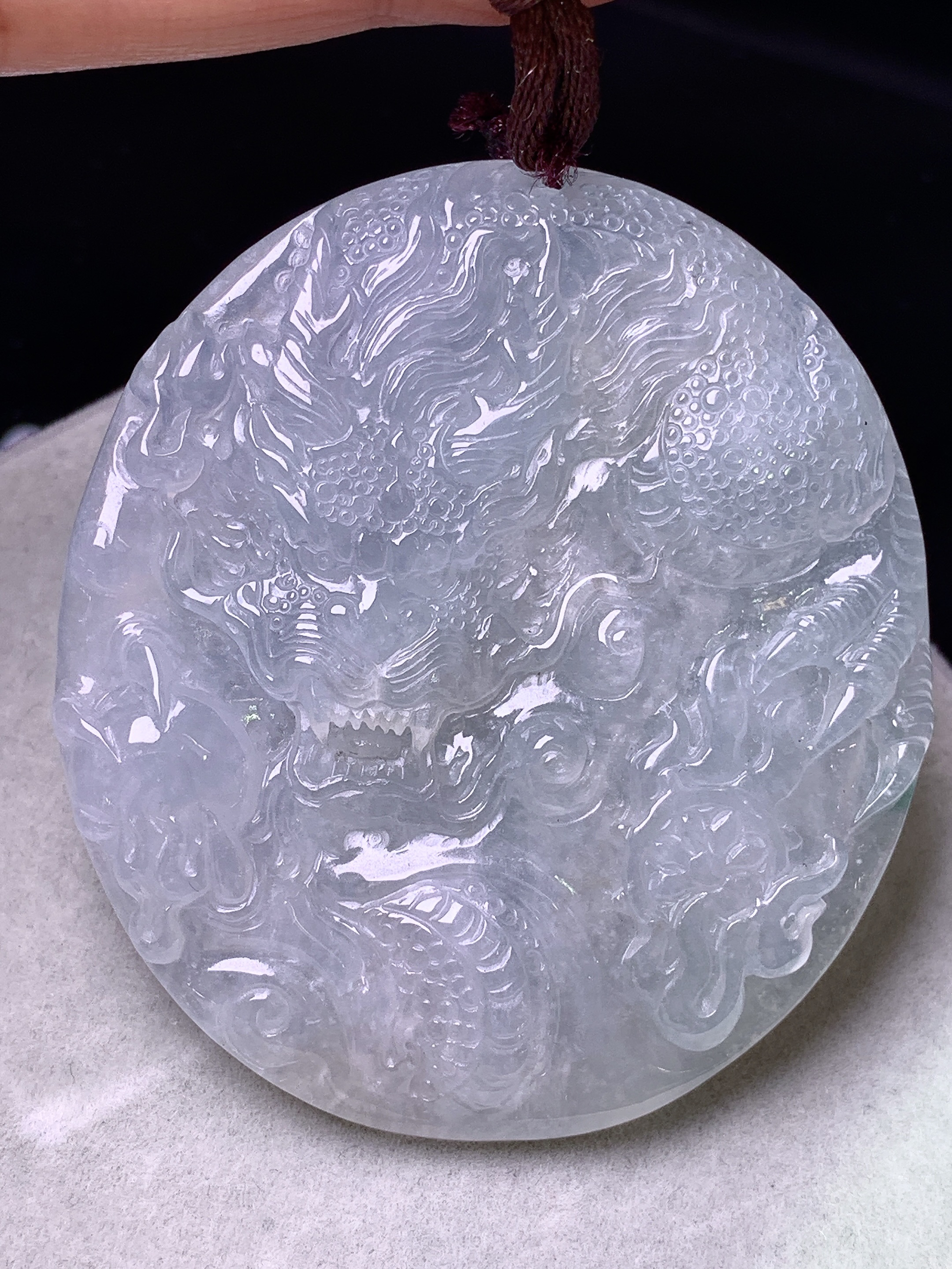 冰种龙牌子吊坠 玉质细腻 色泽艳丽清新 水润亮眼 整体尺寸52.5*47.2*6b2