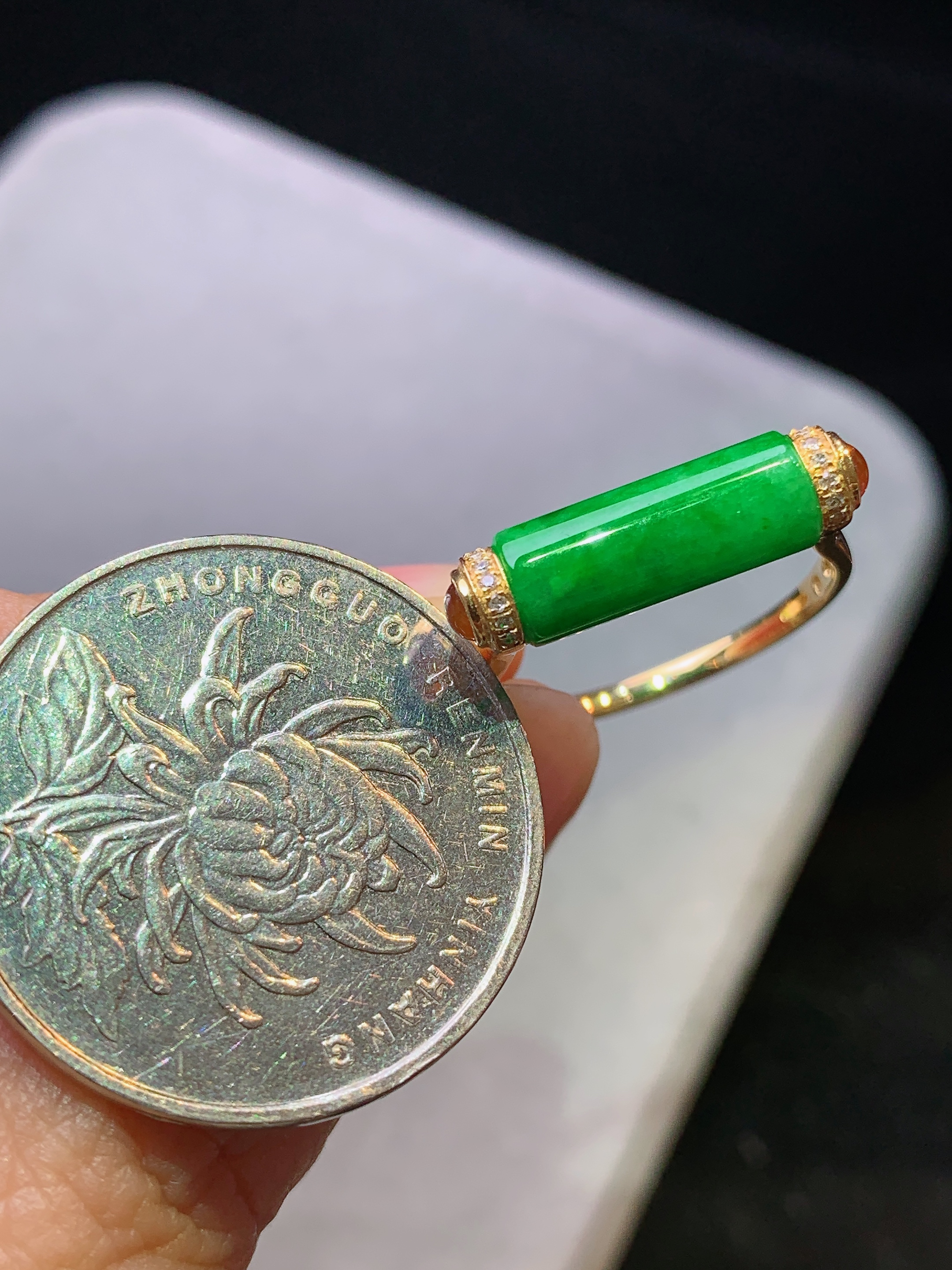 18k金钻镶嵌翠绿圆柱戒指 玉质细腻 色泽艳丽清新 水润亮眼 圈口14.5 整体尺寸5.2*12.6b1