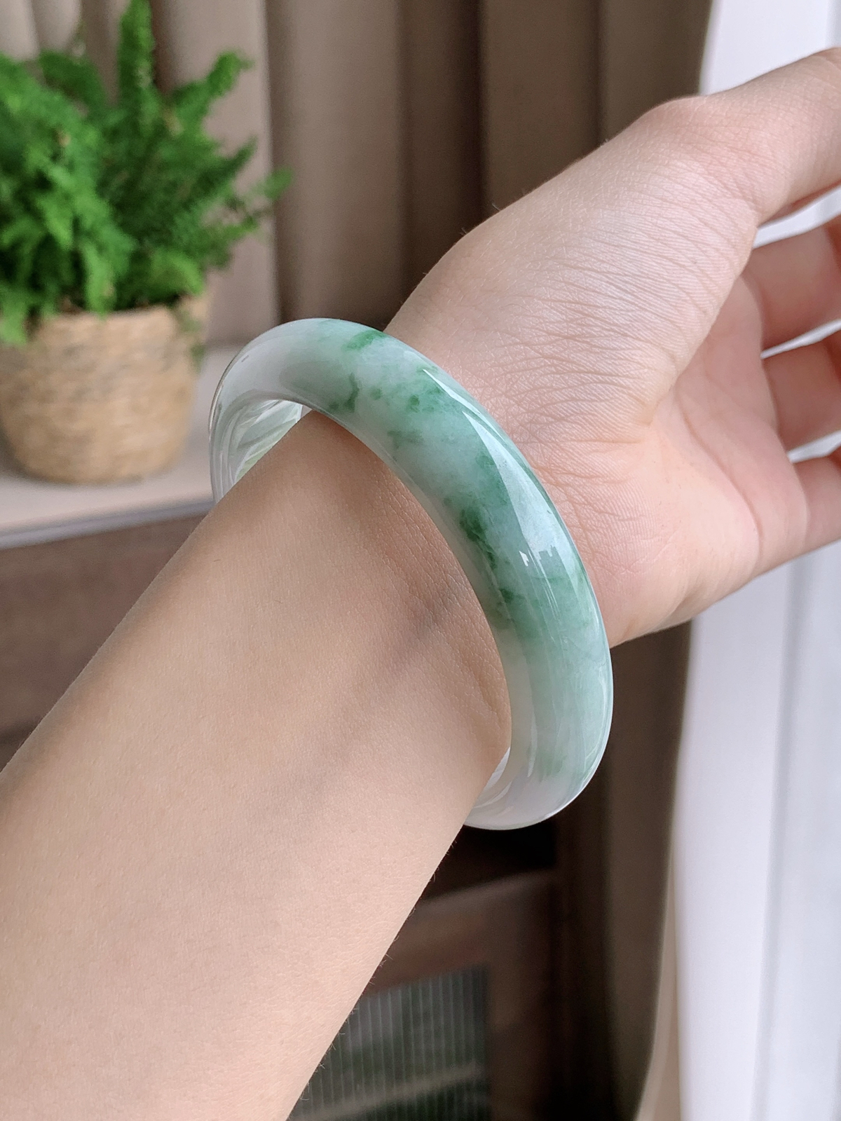 【手镯】正圈 圈口 54 55
【尺寸】55.1-13.2-7.3
【说明】冰飘花 烟雨江南 种老细腻 缅甸A货翡翠 完美