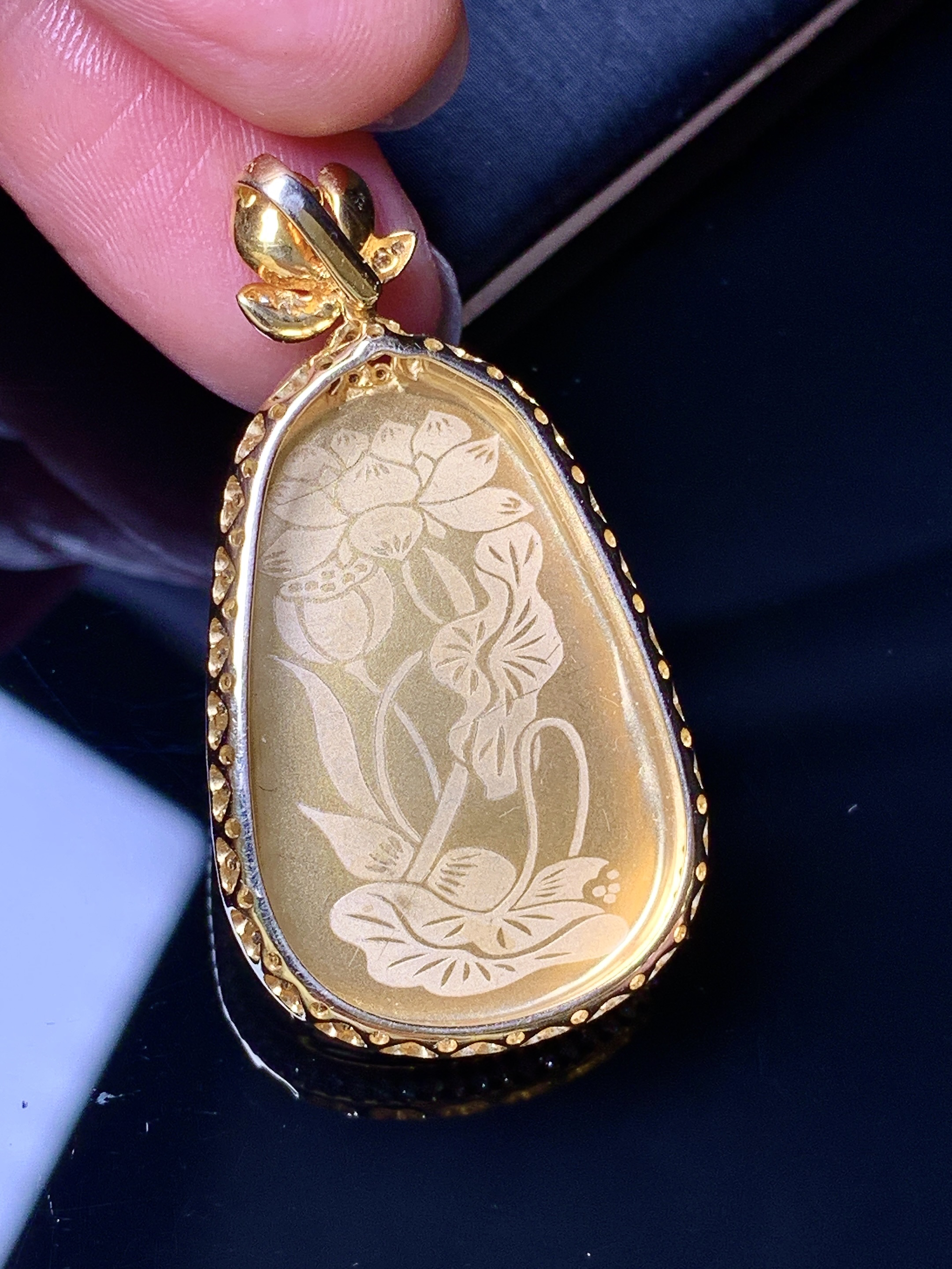 18k金钻镶嵌翠绿如意吊坠 玉质细腻 色泽艳丽清新 水润亮眼 整体尺寸38.5*20.5*7f3