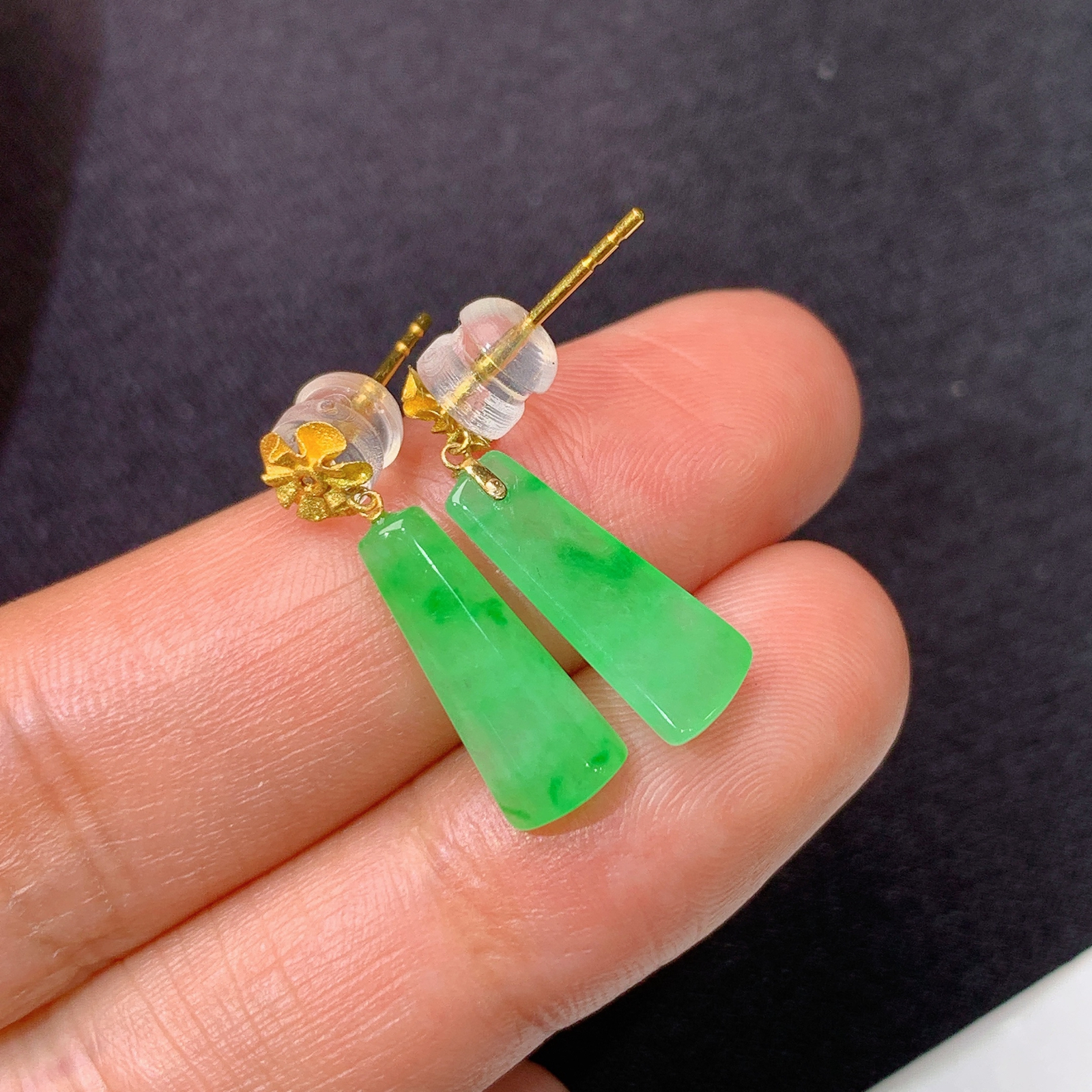 冰飘绿无事牌耳坠，18k金镶嵌，简约时尚，冰润色阳，种水足，Xyg 尺寸13.7*5.6*2.6