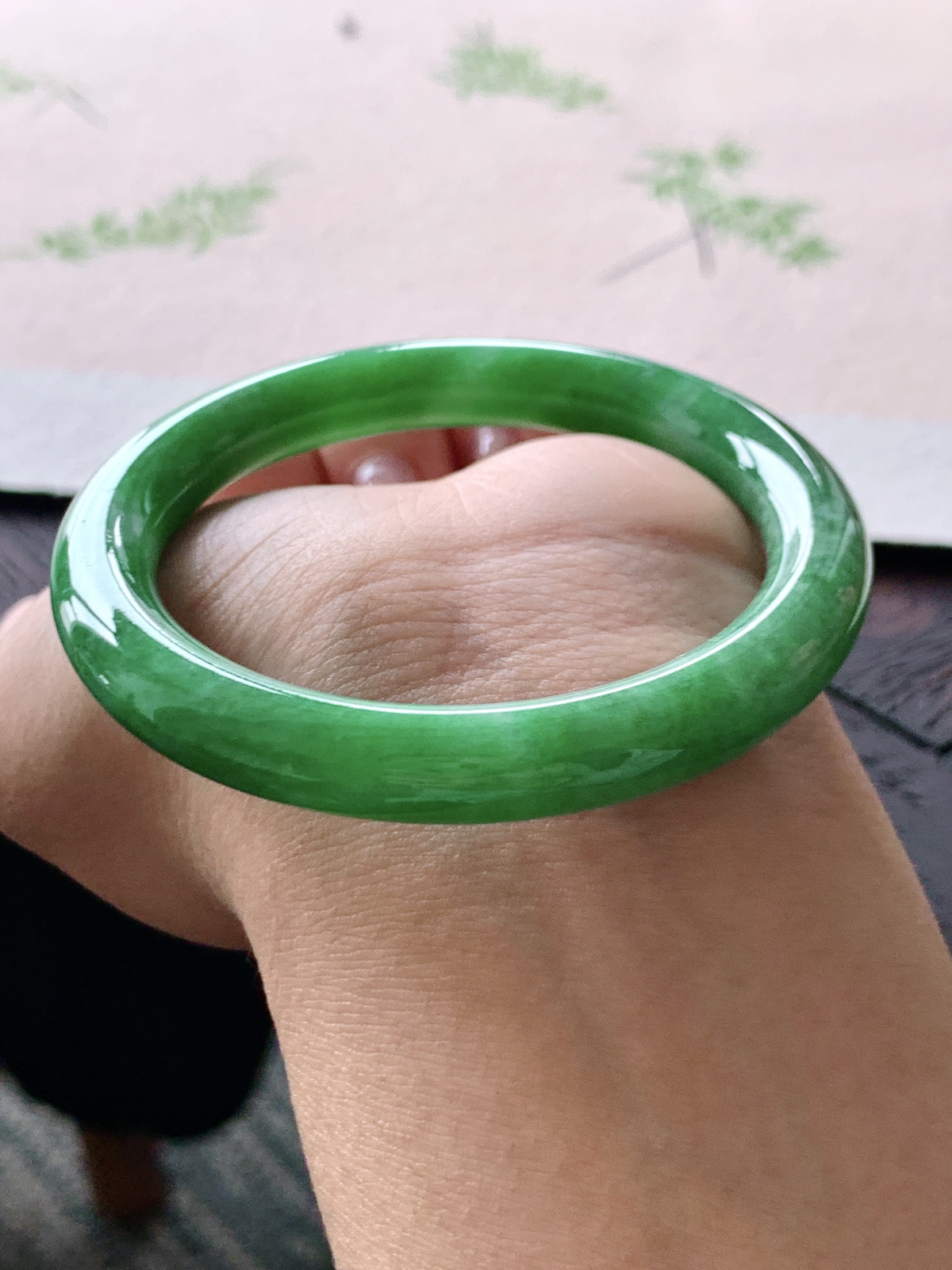 【手镯】️圆条 圈口 53 54
【尺寸】52.9-8.7-8.5
【说明】满绿凝脂 冰阳绿 满绿 小圈口 种老细腻 缅甸A货翡翠 有细纹
