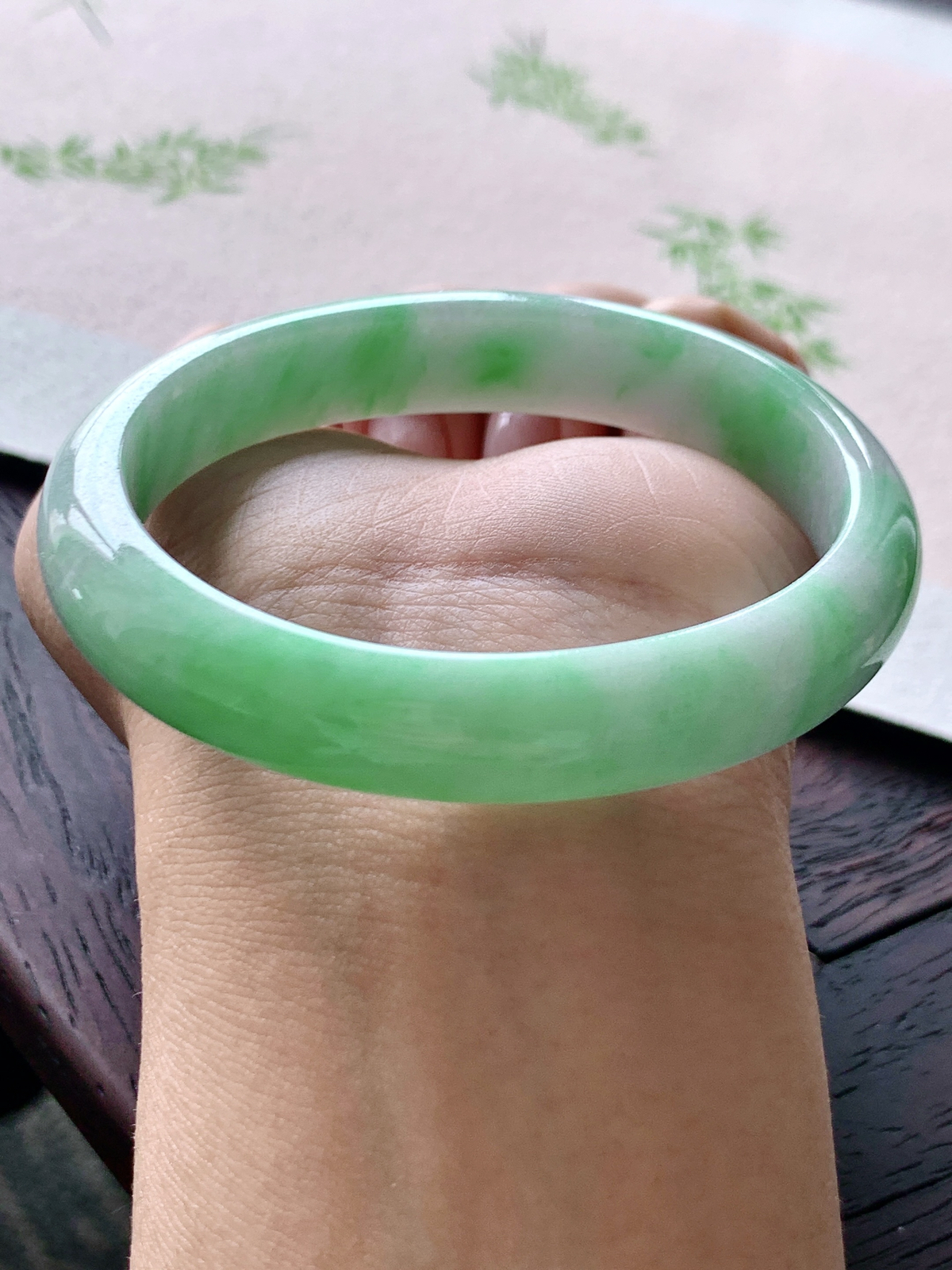 【手镯】️贵妃 圈口 55 56
【尺寸】57.5-49.5-11.3-6.8
【说明】翠烟绕镯 飘绿花 冰飘花 种老细腻 缅甸A货翡翠 完美