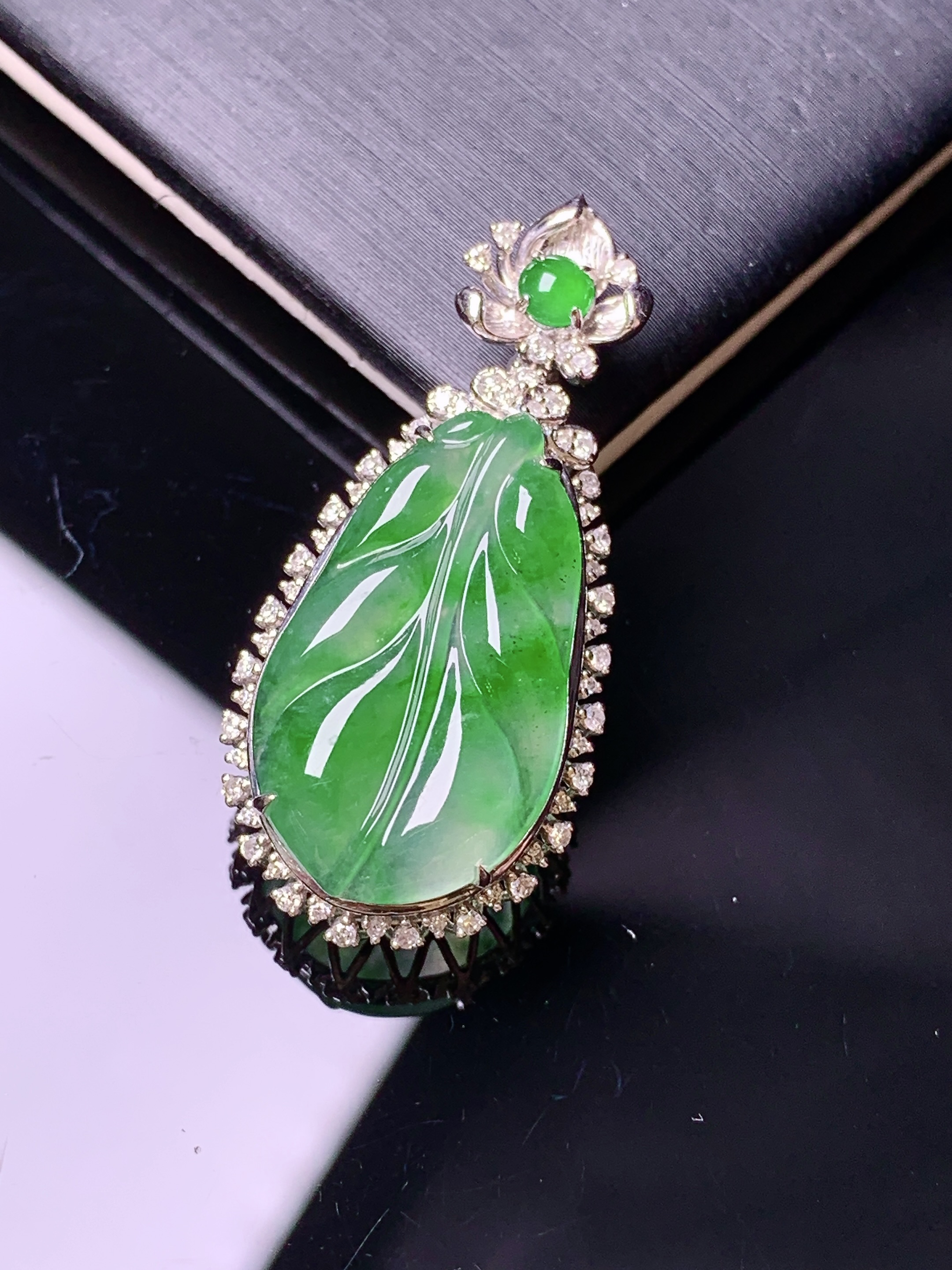 18k金钻镶嵌翠绿树叶吊坠 玉质细腻 色泽艳丽清新 水润亮眼 整体尺寸34*16*8.5y4