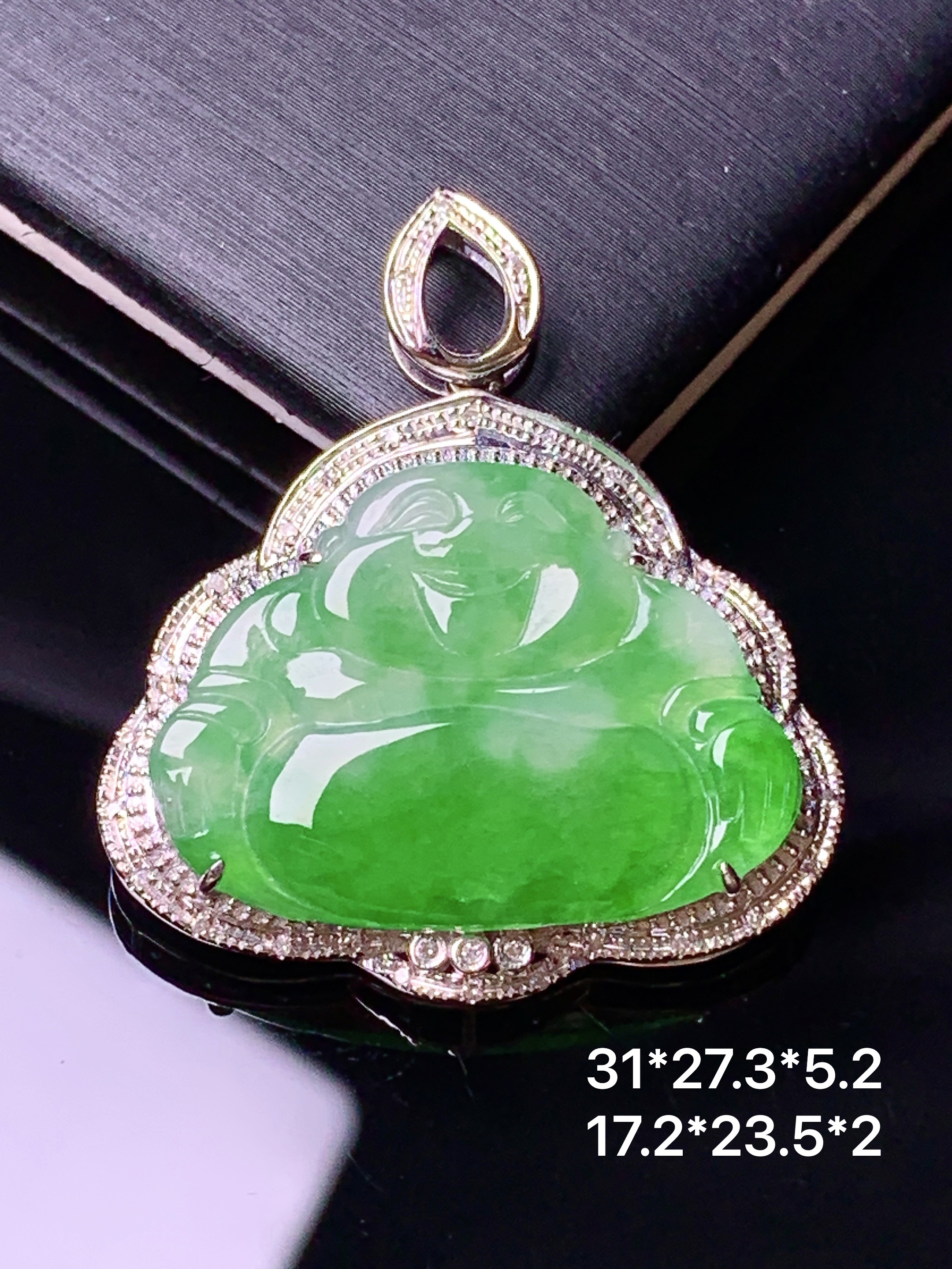 18k金钻镶嵌翠绿佛公吊坠 玉质细腻 色泽艳丽清新 水润亮眼 整体尺寸31*27.3*5.2zy