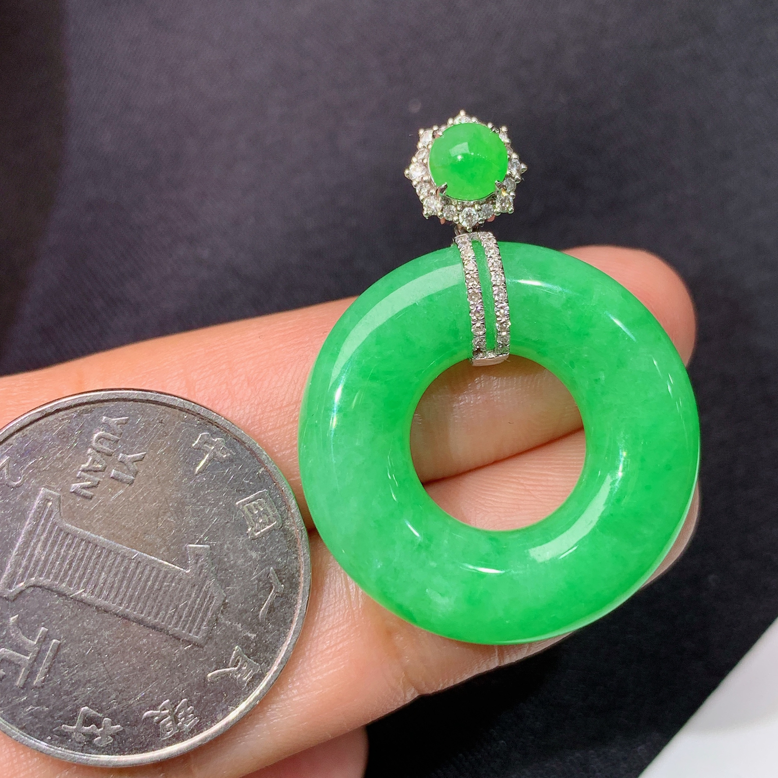 阳绿甜甜圈吊坠，18k金镶嵌，冰润色阳，玉质细腻，种水足，Cj 尺寸34.5*26.3*6.6