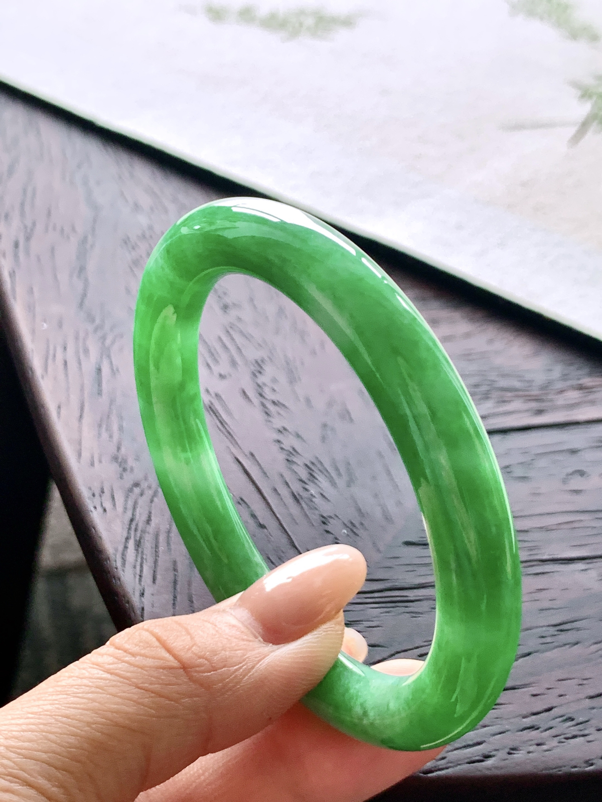 【手镯】️圆条 圈口 53 54
【尺寸】52.9-8.7-8.5
【说明】满绿凝脂 冰阳绿 满绿 小圈口 种老细腻 缅甸A货翡翠 有细纹
