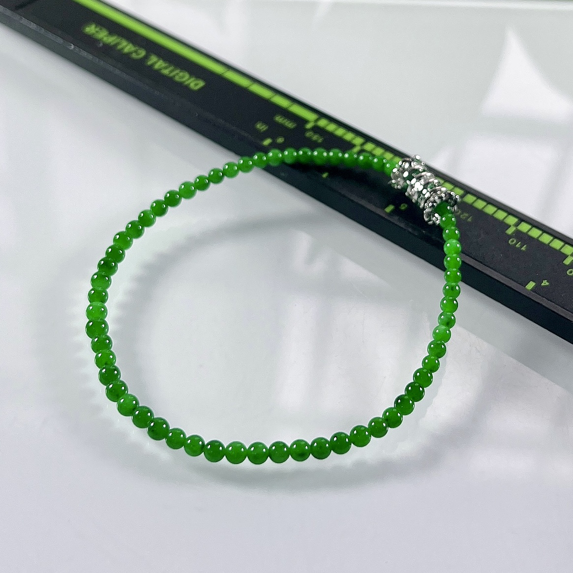 收藏级别，缅甸天然翡翠A货，卡3冰种满绿正阳绿小米珠小圆珠手串手链，尺寸：3mm/61颗，长度170mm，重量：3.41g