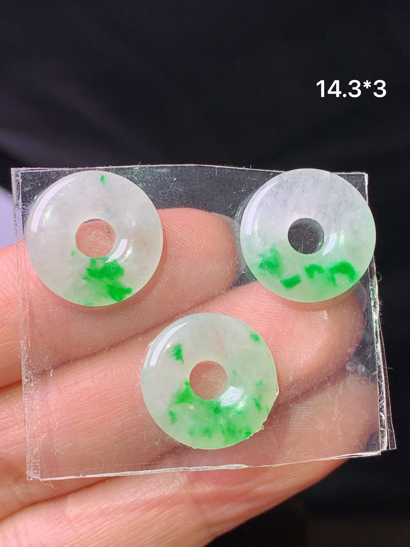 小裙裙 飘绿平安扣一手 玉质细腻 色泽艳丽清新 水润亮眼 整体尺寸14.3*3j3