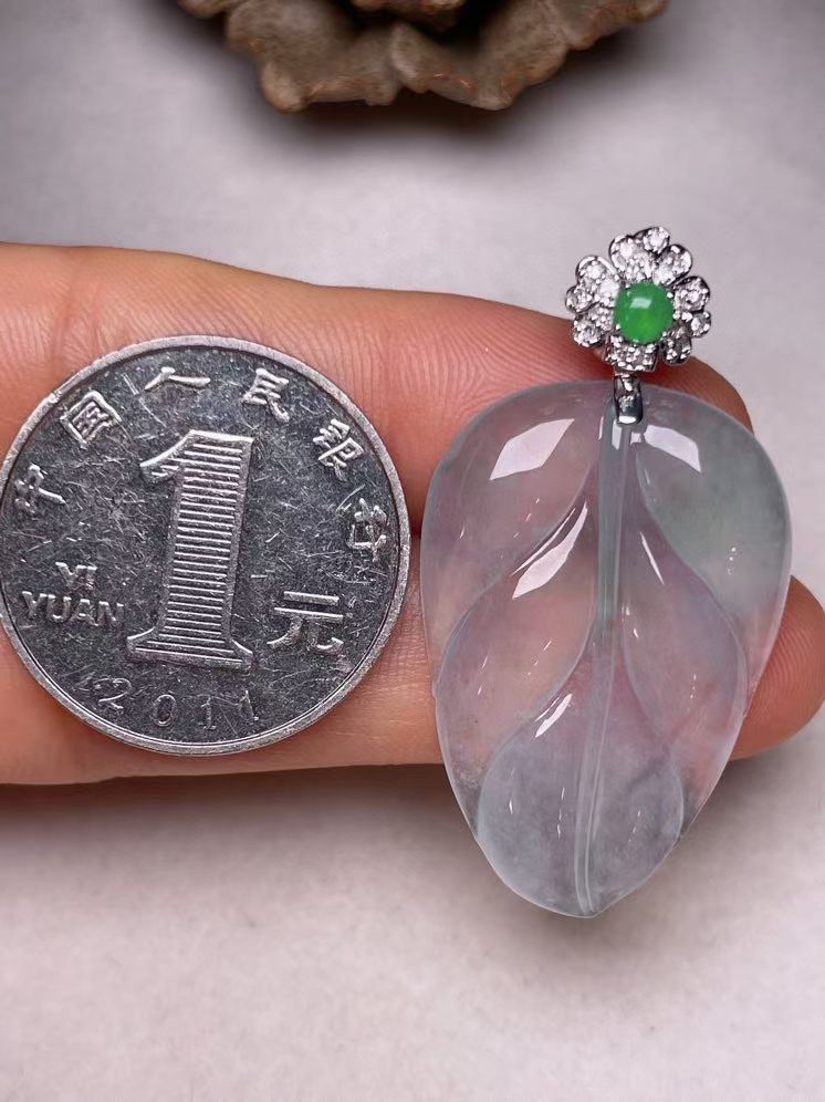 冰种飘绿叶子吊坠、真金真钻镶嵌，种水好，玉质细腻 .裸石尺寸 33.0*26.0