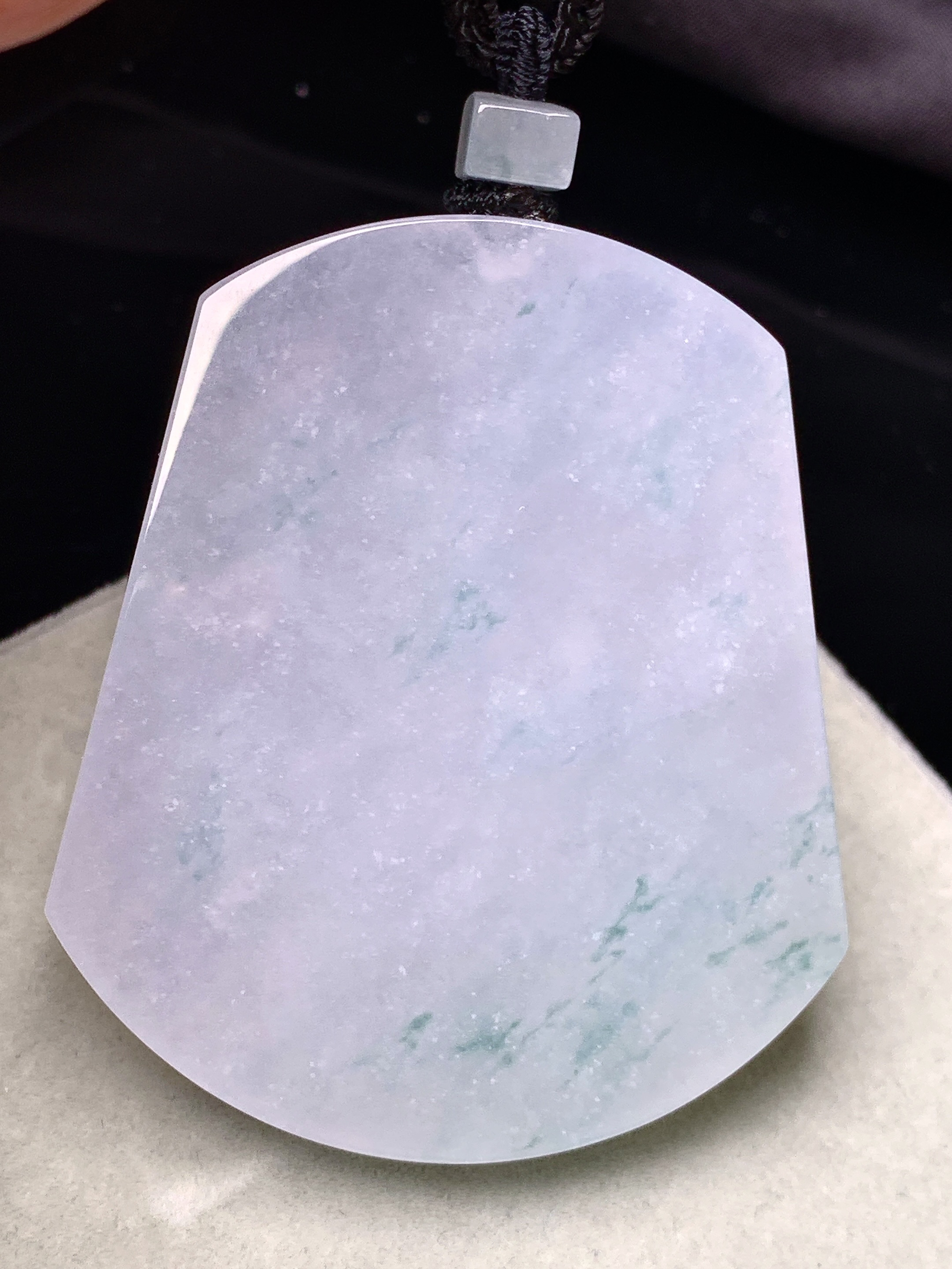 飘绿无事牌吊坠 玉质细腻 色泽艳丽清新 水润亮眼 整体尺寸55.8*47.8*6.3L1