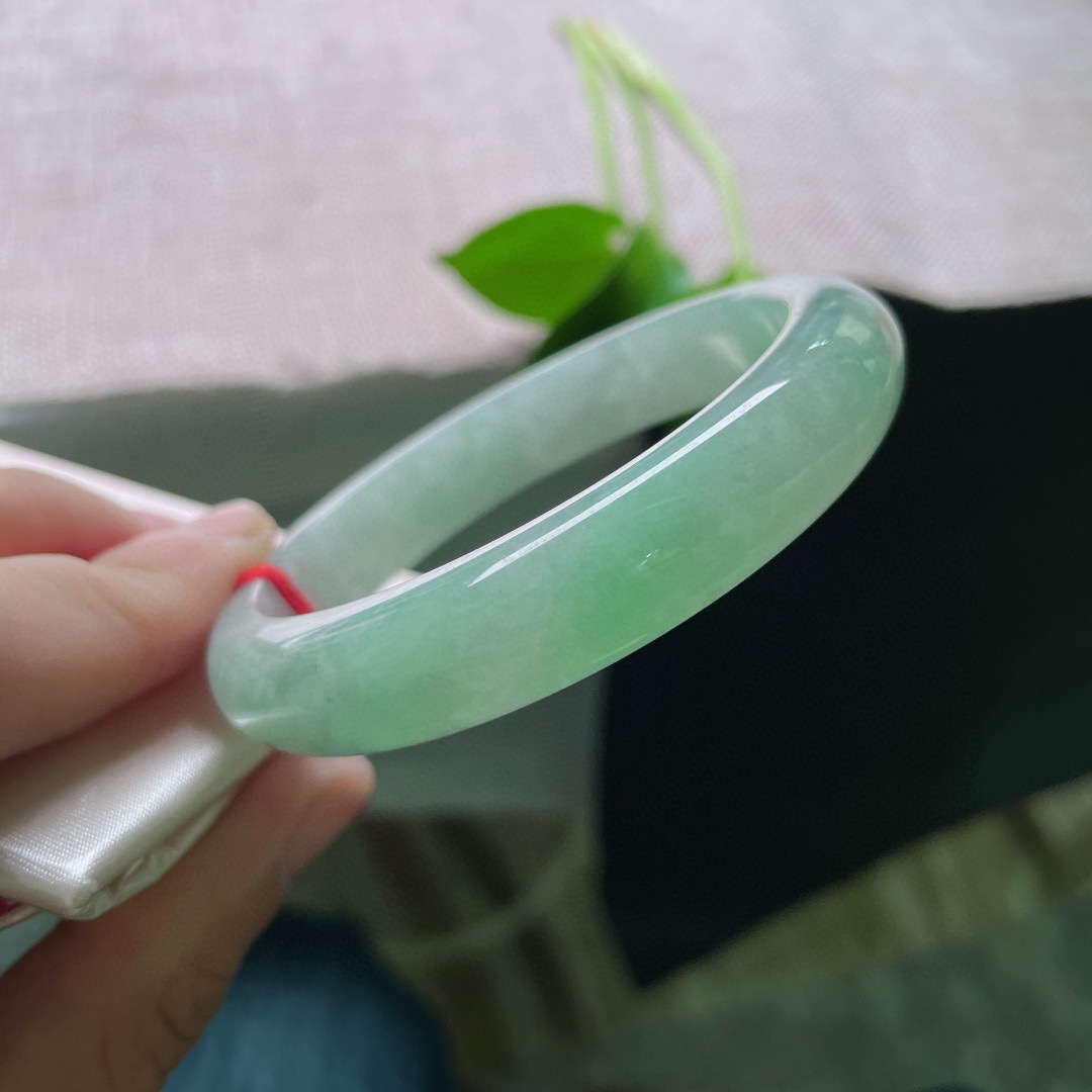 57/11.9/7.6，绿底正圈，水润，上手减龄，显气质，完美。