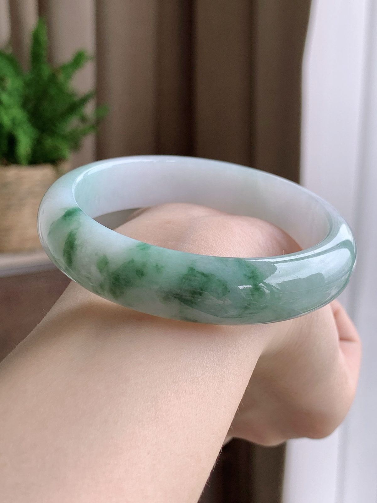 【手镯】正圈 圈口 54 55
【尺寸】55.1-13.2-7.3
【说明】冰飘花 烟雨江南 种老细腻 缅甸A货翡翠 完美