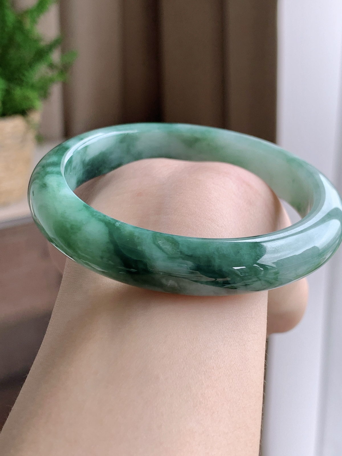 【手镯】正圈 圈口 55 56
【尺寸】55.5-11.4-7.4
【说明】冰飘花 青山云雾 种老细腻 缅甸A货翡翠 完美