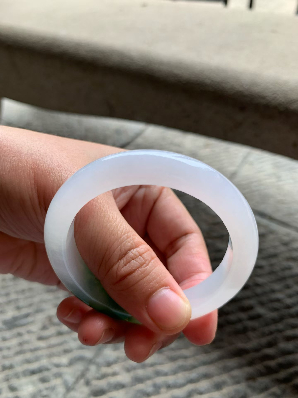 飘绿花正圈手镯尺寸52.5*10.5*8.5 种质细腻，底子白皙，胶胶润润，绿花浓郁鲜活，上手贵气抢眼！