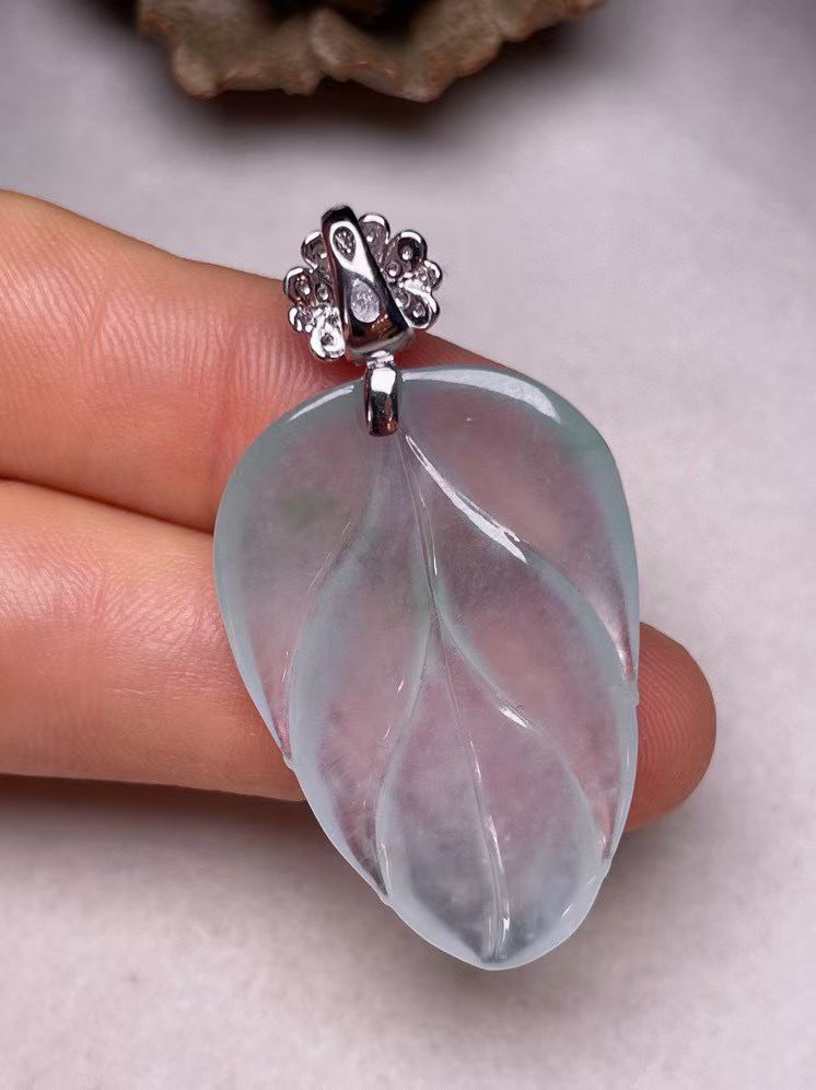 冰种飘绿叶子吊坠、真金真钻镶嵌，种水好，玉质细腻 .裸石尺寸 33.0*26.0