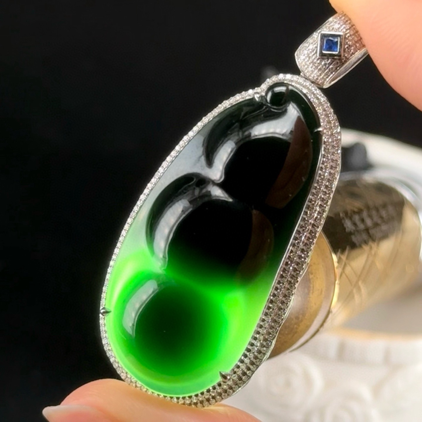 精品18k墨翠福豆 种好色正 黑度极好 打灯通透 油性十足 尺寸51.7