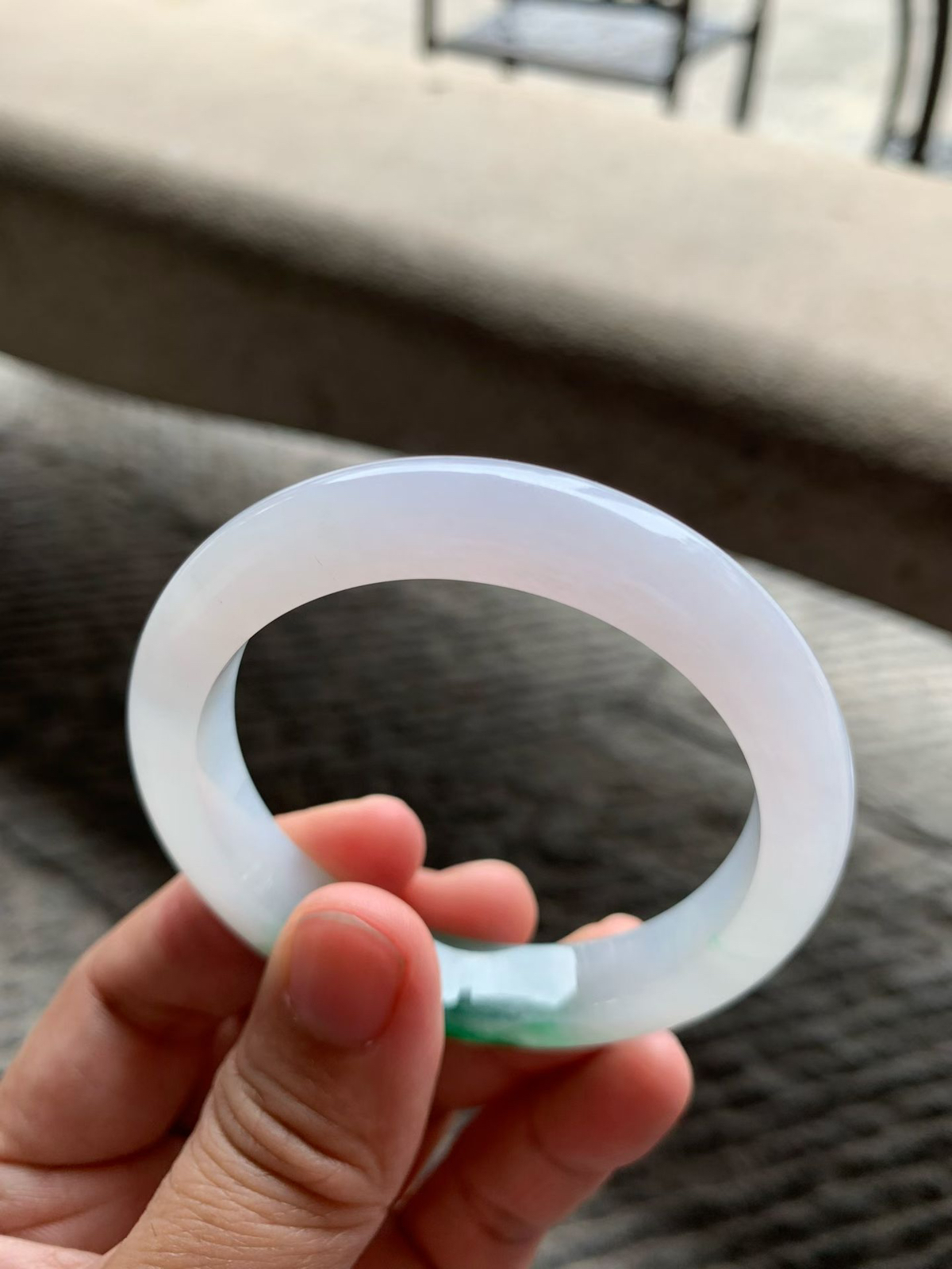 飘绿花正圈手镯尺寸52.5*10.5*8.5 种质细腻，底子白皙，胶胶润润，绿花浓郁鲜活，上手贵气抢眼！