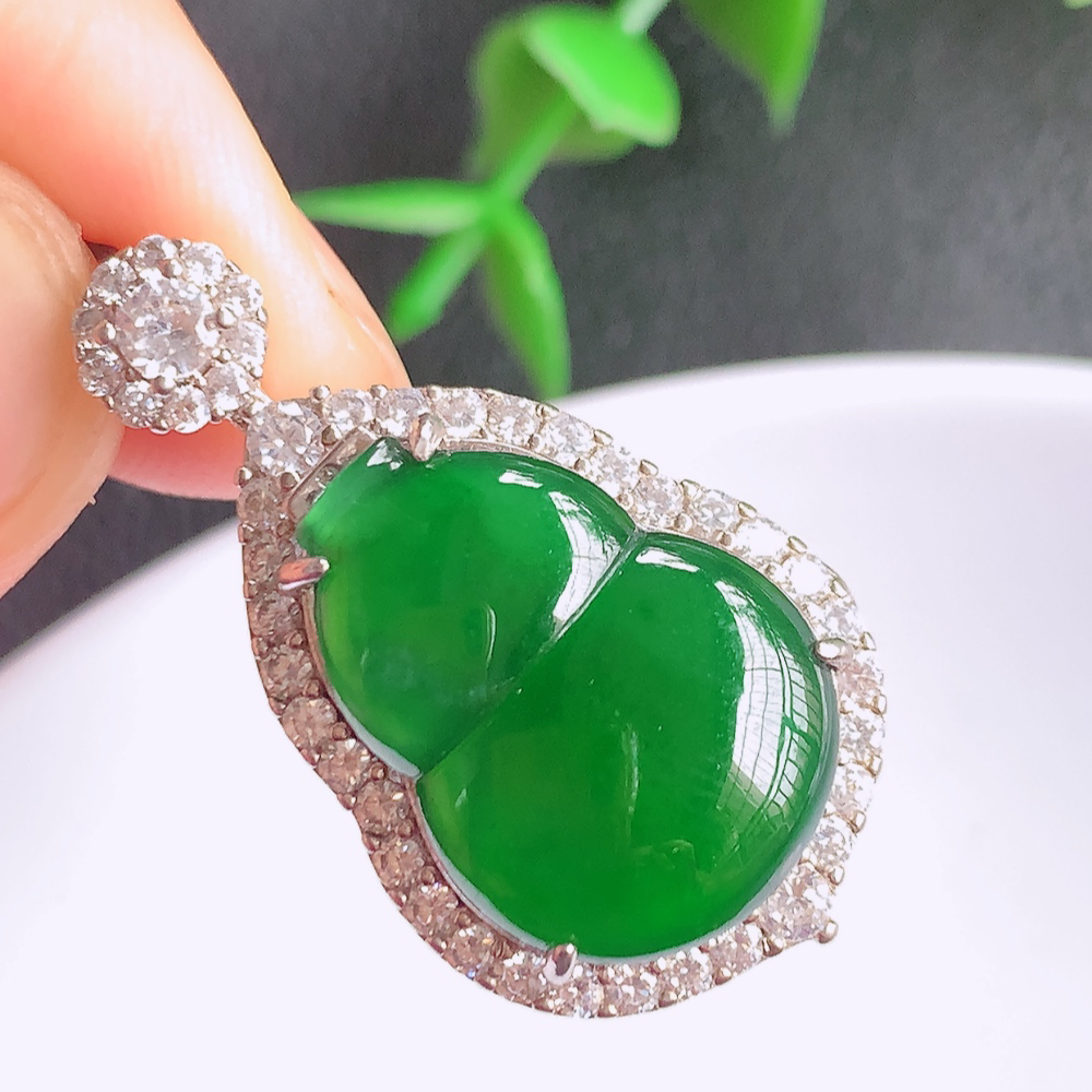 冰润满绿925银镶葫芦翡翠吊坠  寓意“福禄双全，加官进爵，财源滚滚” 莹润通透，抱满大气  清新脱俗    W481.21  整体尺寸：32.6-18.2-10mm    裸石尺寸：19-14.5mm