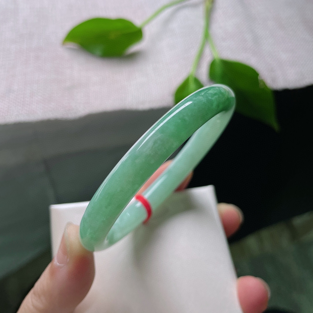 56.8/9，绿底圆条，颜色鲜艳夺目，佩戴贵气，温柔贤惠，水润