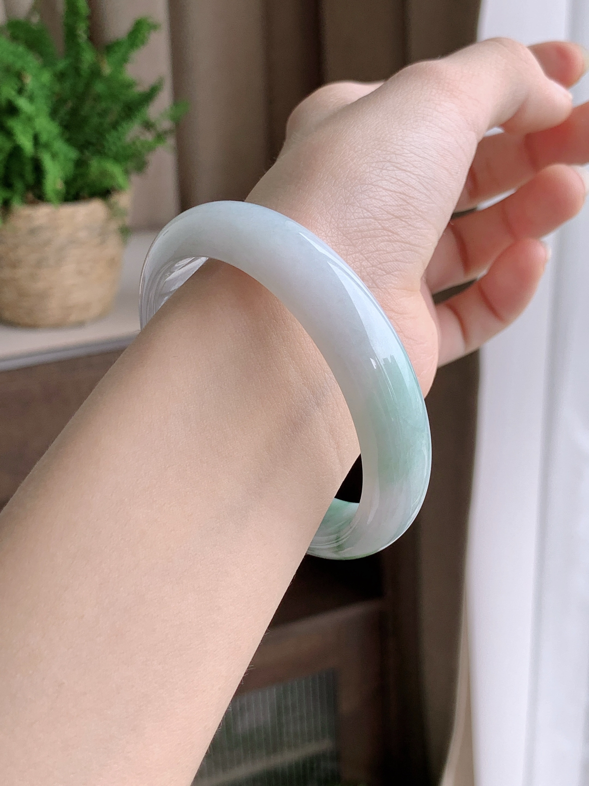 【手镯】正圈 圈口 54 55
【尺寸】55.1-13.2-7.3
【说明】冰飘花 烟雨江南 种老细腻 缅甸A货翡翠 完美