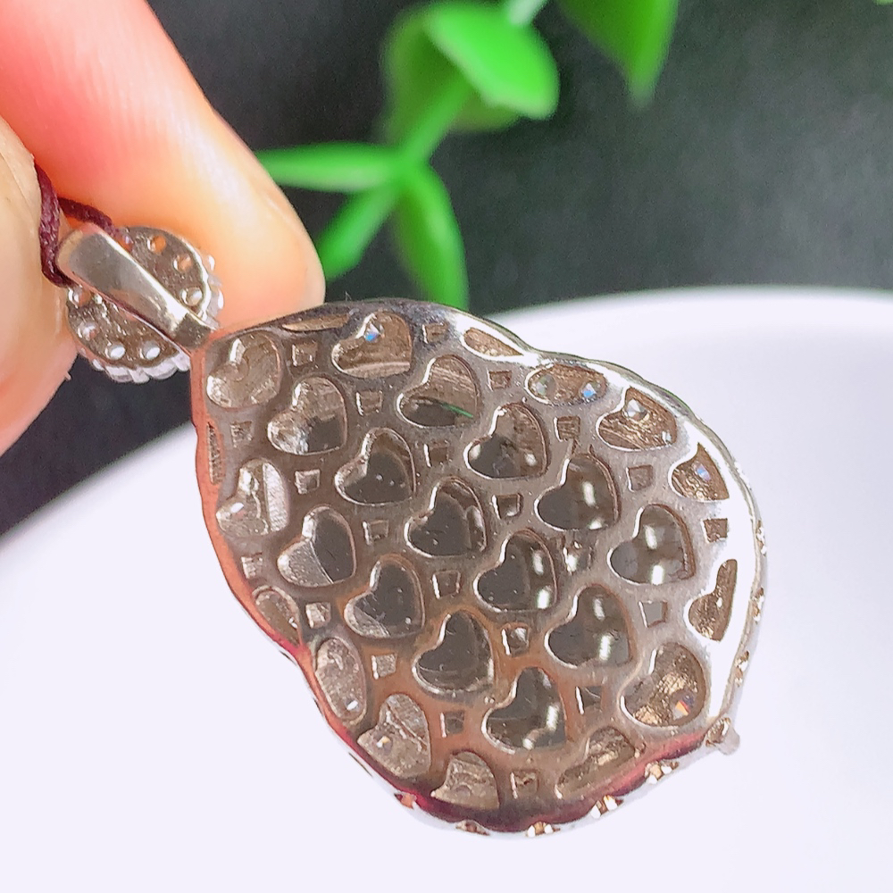 冰润满绿925银镶葫芦翡翠吊坠  寓意“福禄双全，加官进爵，财源滚滚” 莹润通透，抱满大气  清新脱俗    W481.21  整体尺寸：32.6-18.2-10mm    裸石尺寸：19-14.5mm